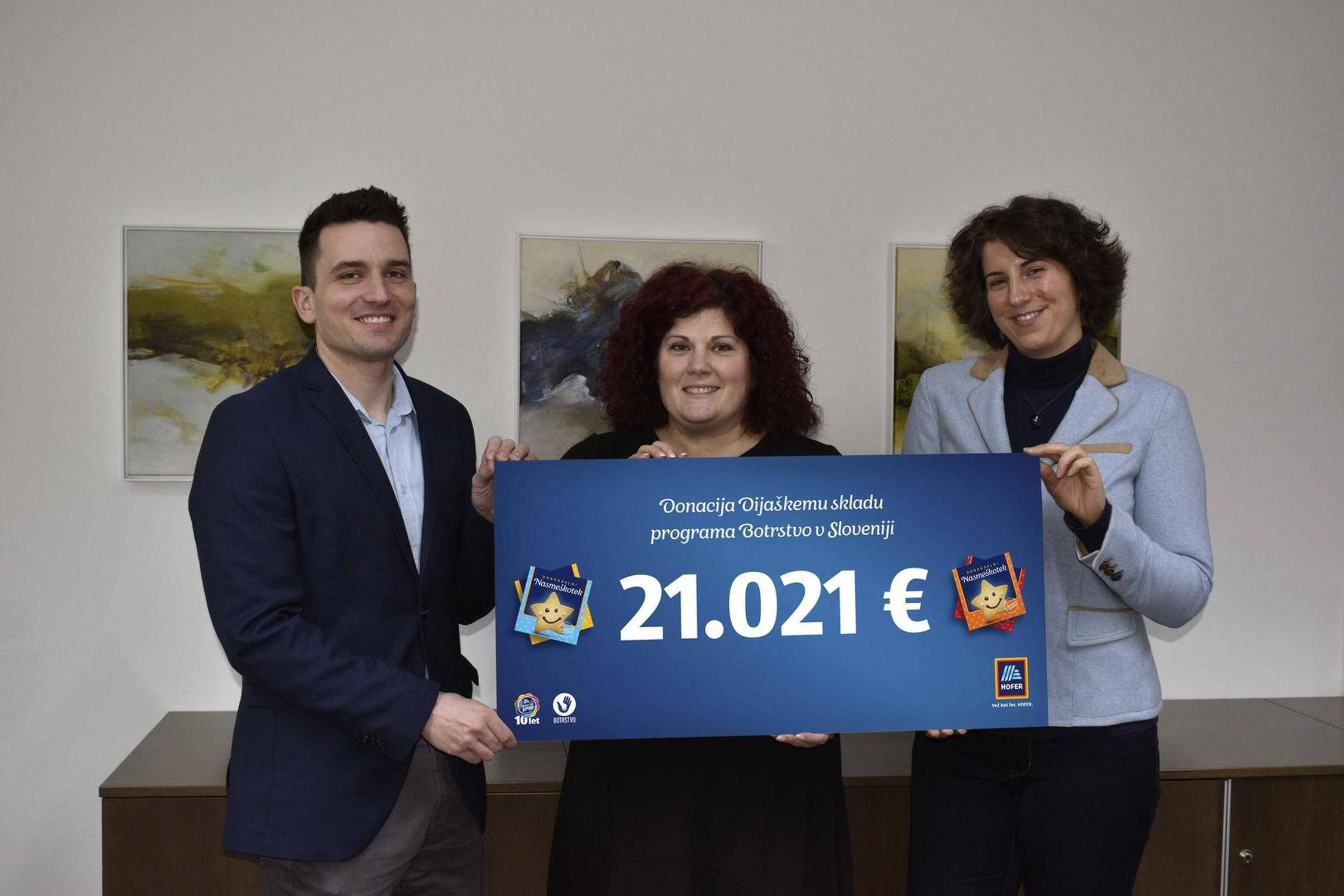 Predstavniki držijo darilni bon v znesku 21.000 eur