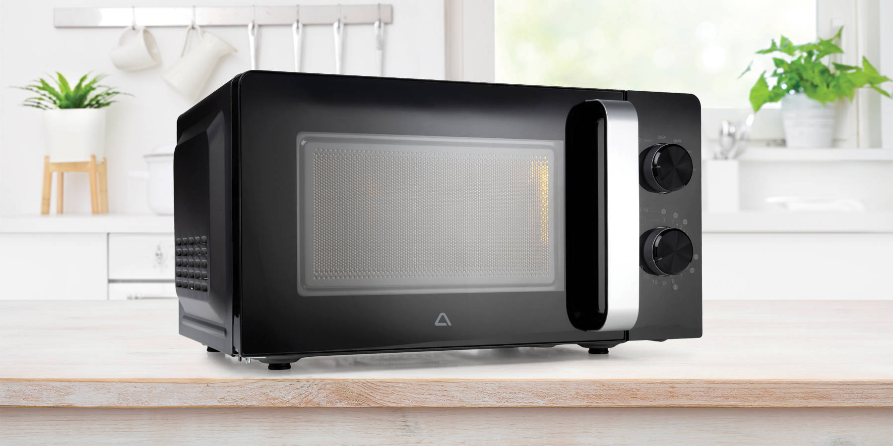 Mikrovalovna pečica na kuhinjskem pultu