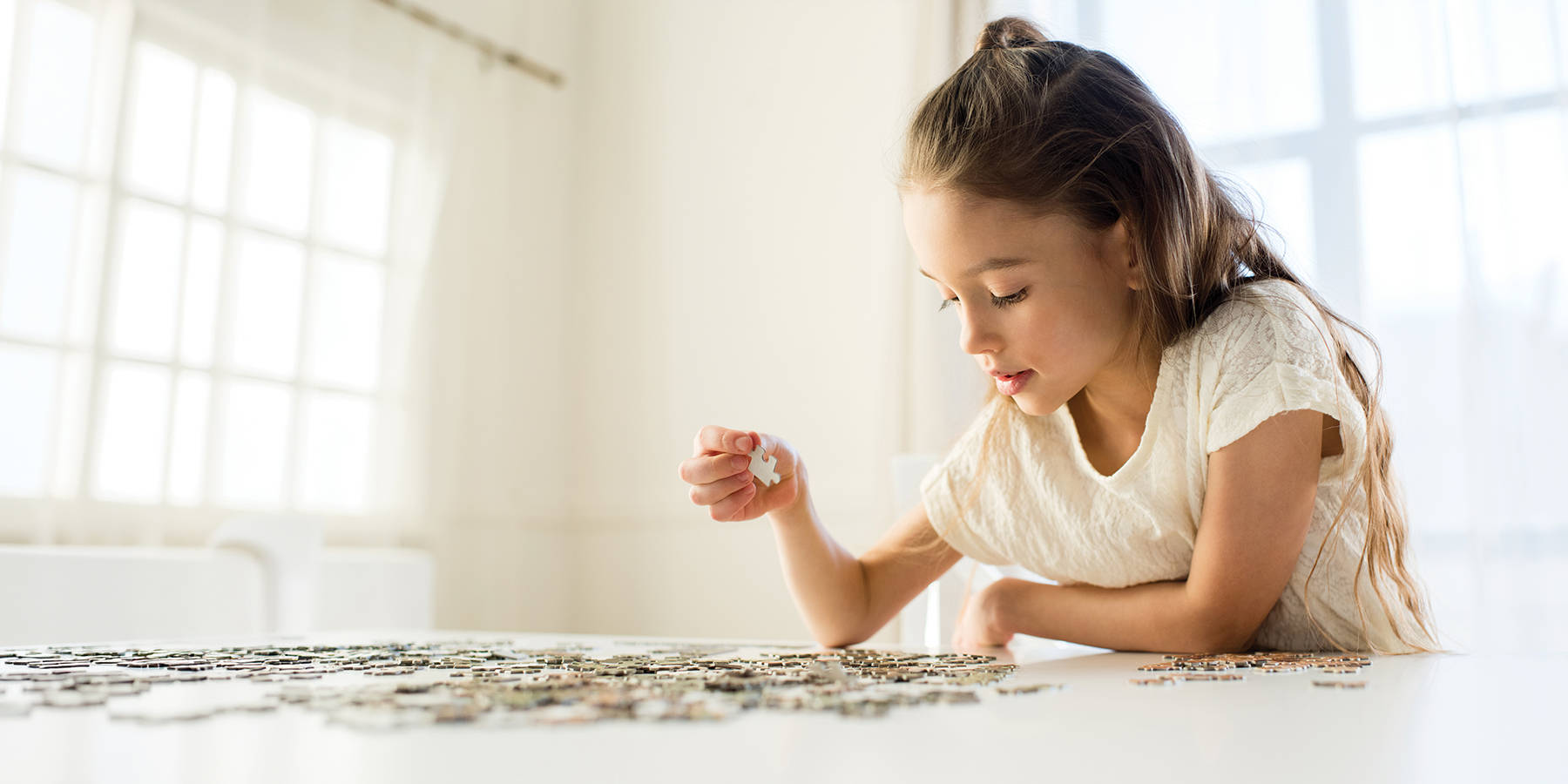 Deklica sestavlja sestavljanko