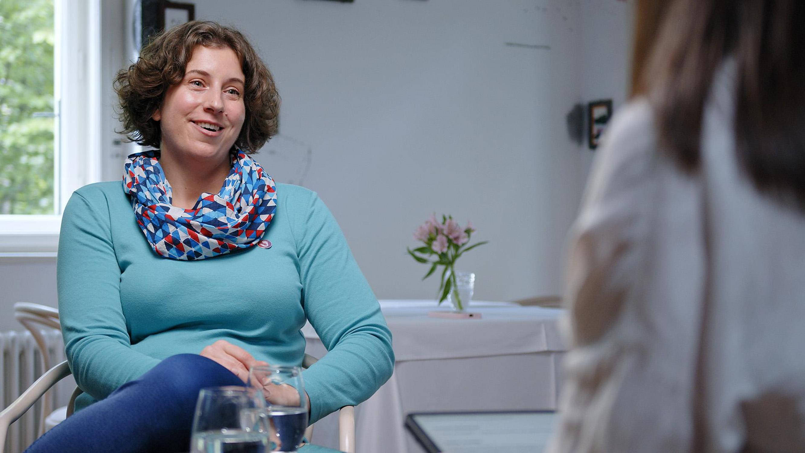 Dve ženski se pogovarjata