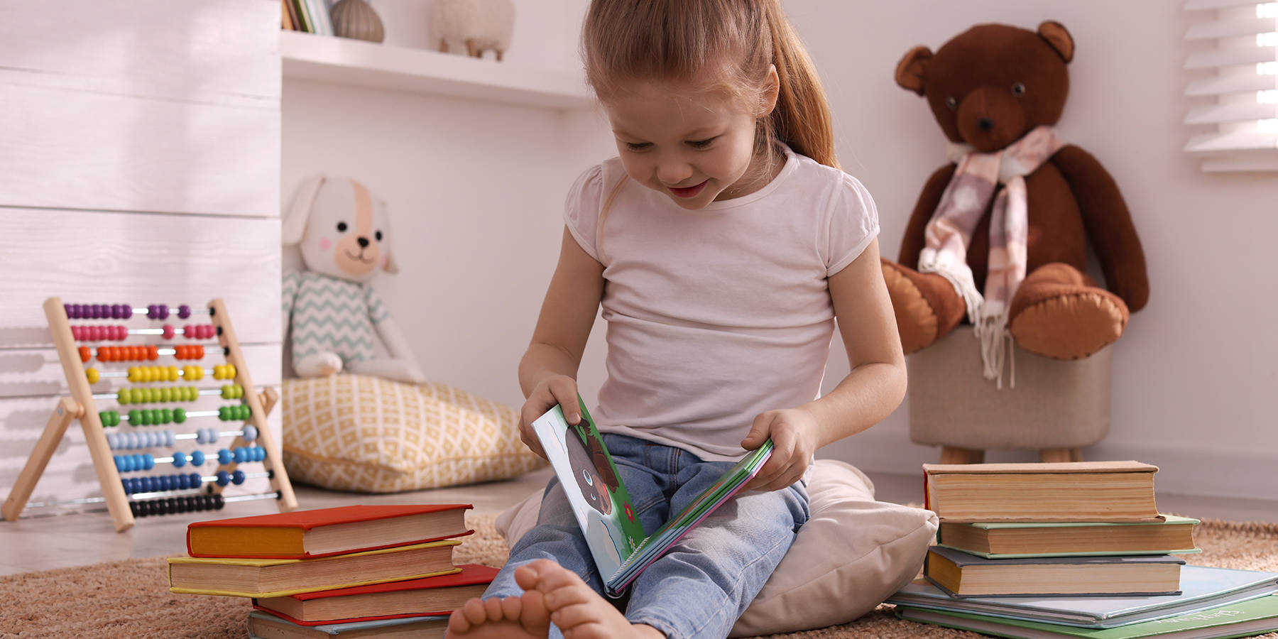 Deklica gleda knjigo