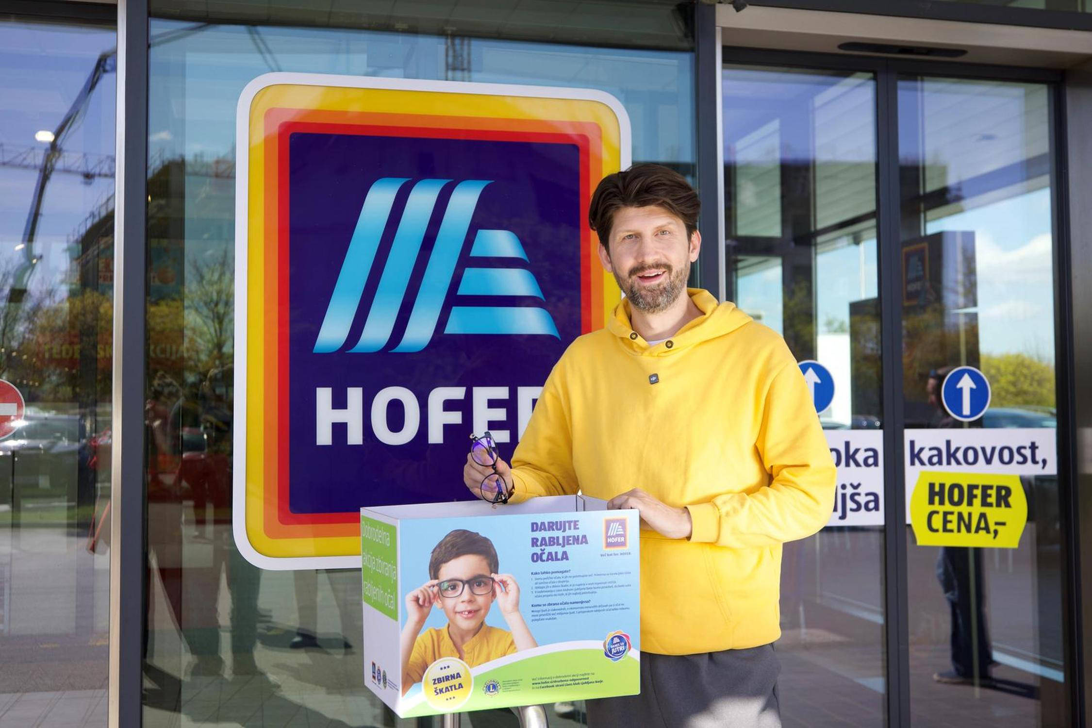 Moški pred Hofer trgovino