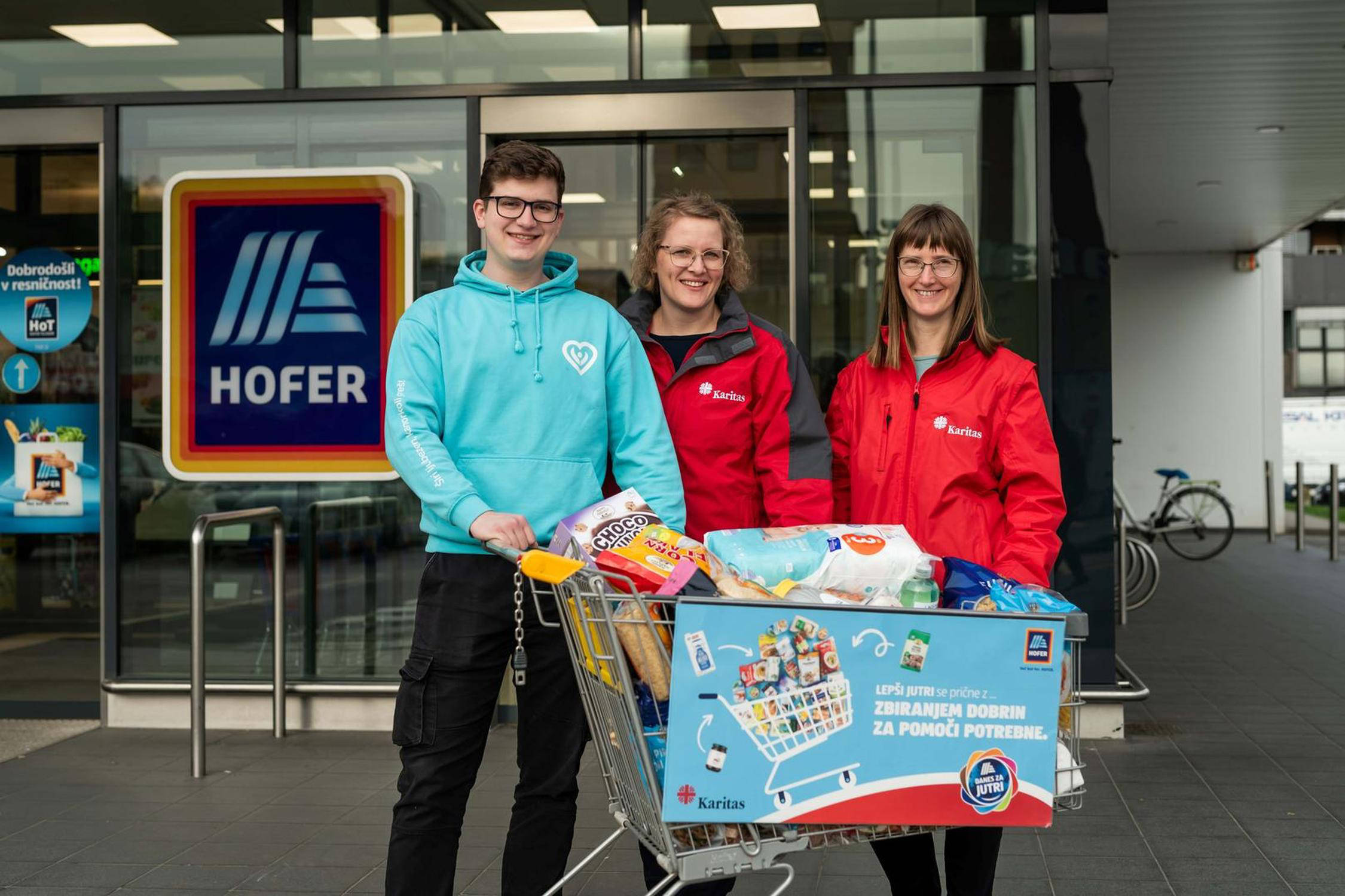 Trije ljudje pred Hofer trgovino