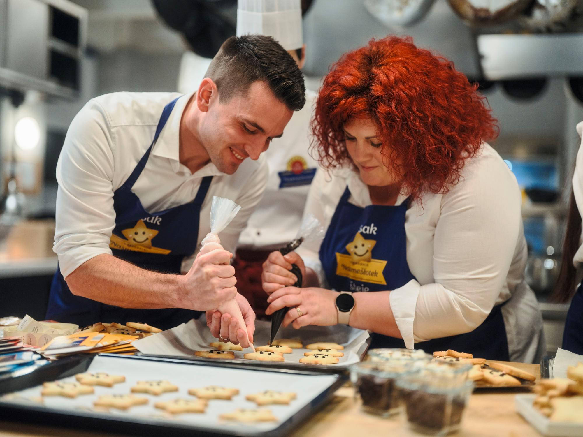 Bor Trček, vodja za trajnost in zagotavljanje kakovosti izdelkov pri podjetju HOFER, in Tina Lamovšek, vodja projektov Botrstva v Sloveniji