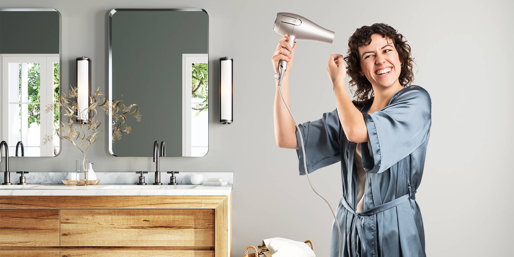 Ženska si suši lase