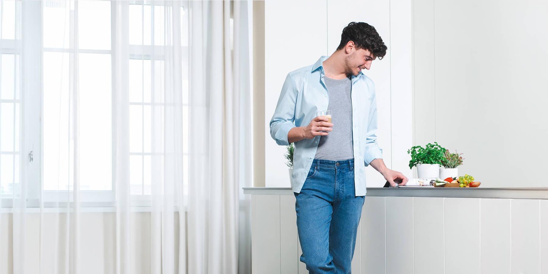 Moški s kavo v roki