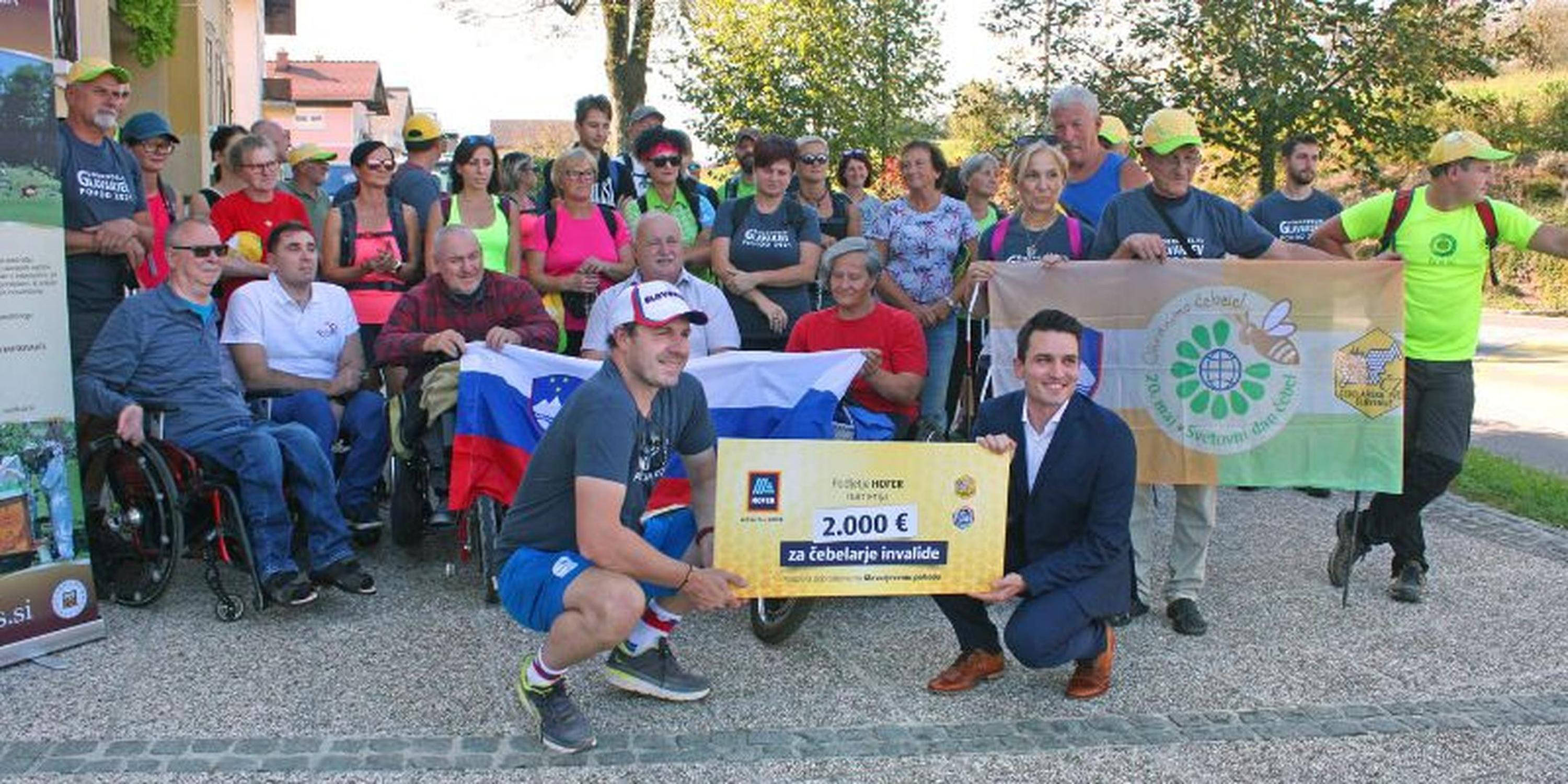Predaja donacije za podporo čebelarjem invalidom na invalidskih vozičkih