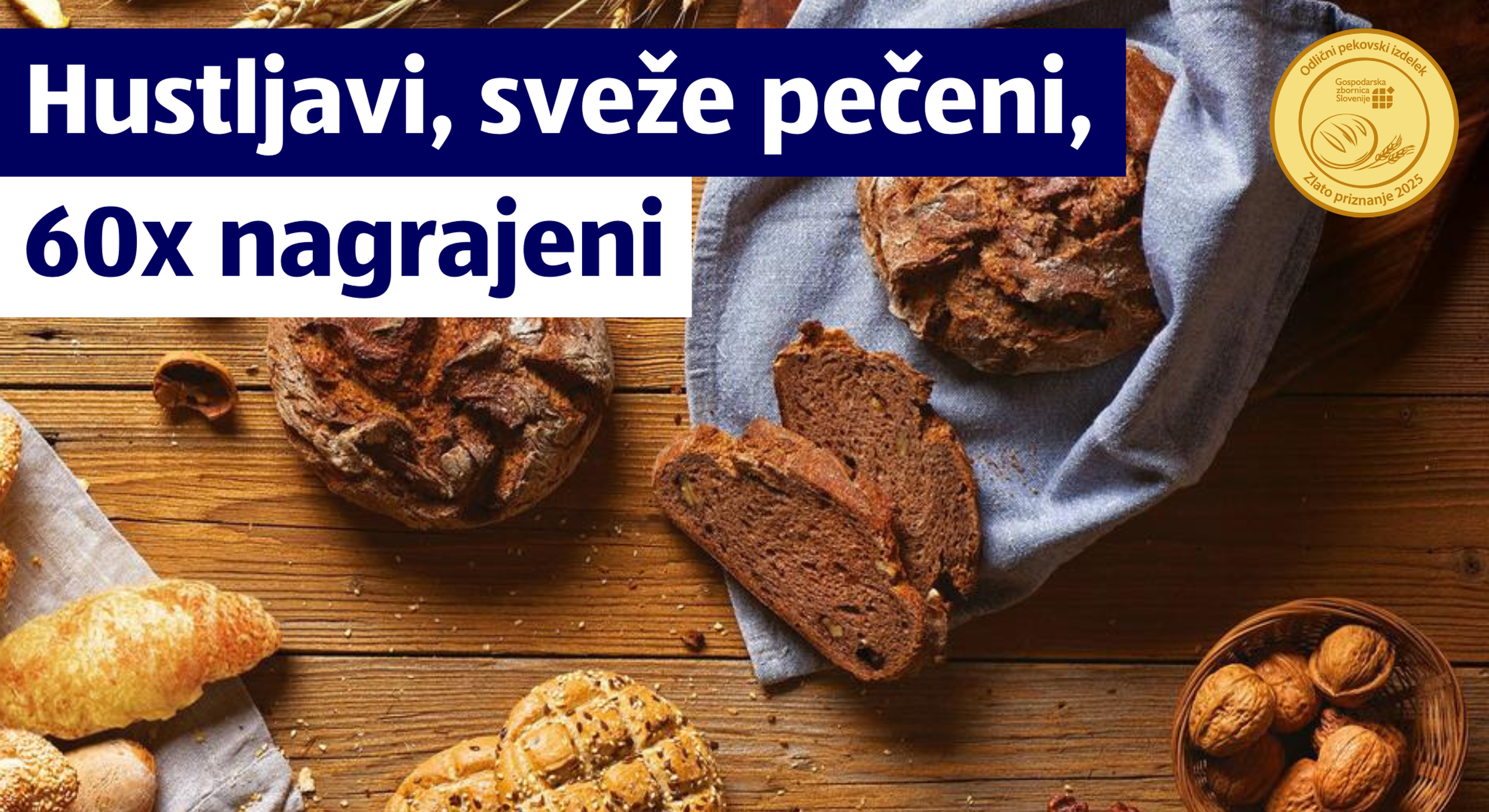 Napis: Hrustljavi, sveže pečeni, 60x nagrajeni, v ozadju kruh razporejen po mizi