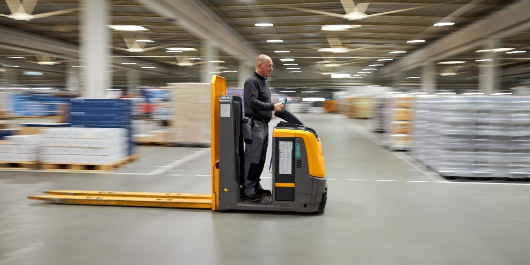 Hoferjev zaposleni na viličarju