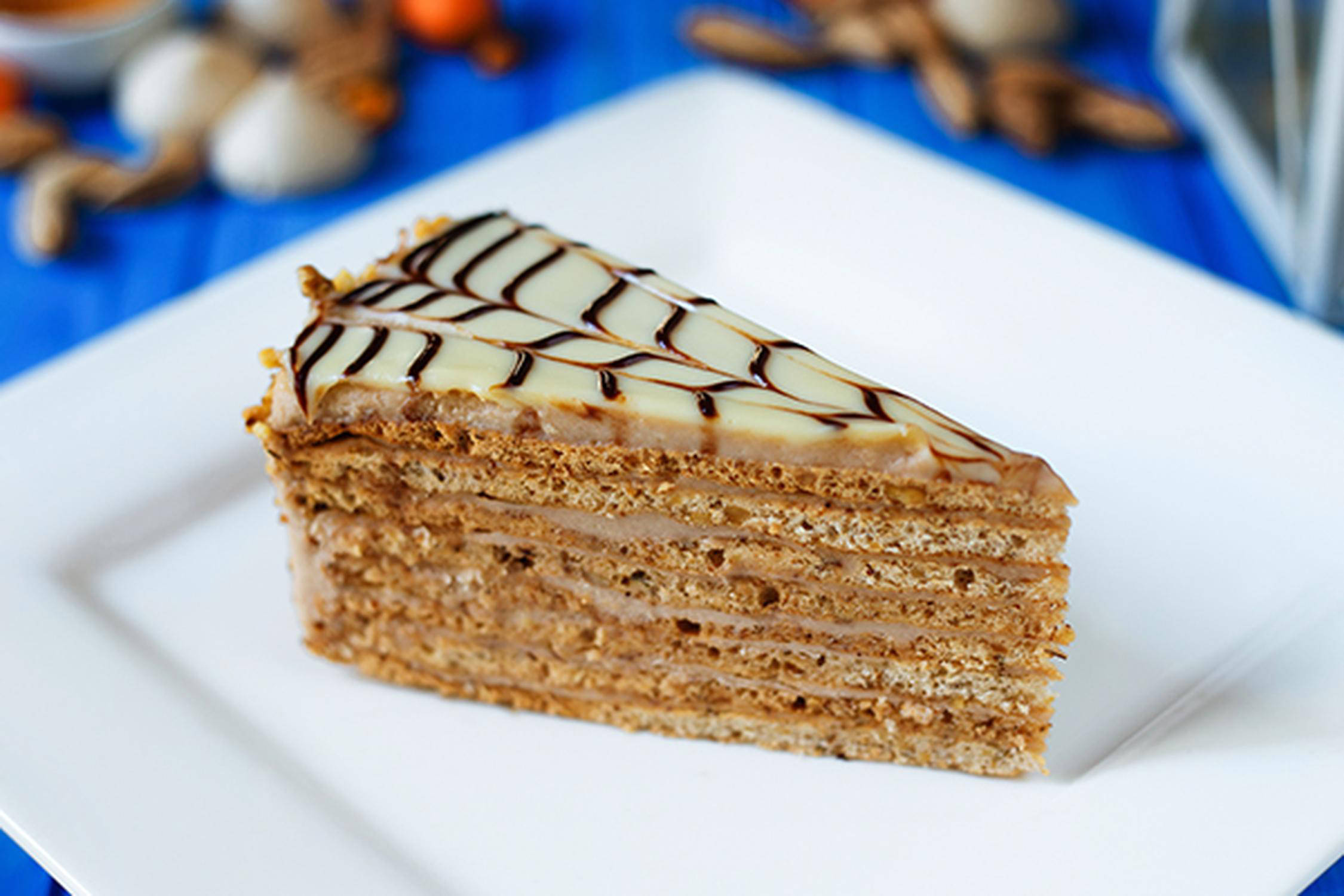 Stück Estherhazy-Torte auf einem weißen Teller
