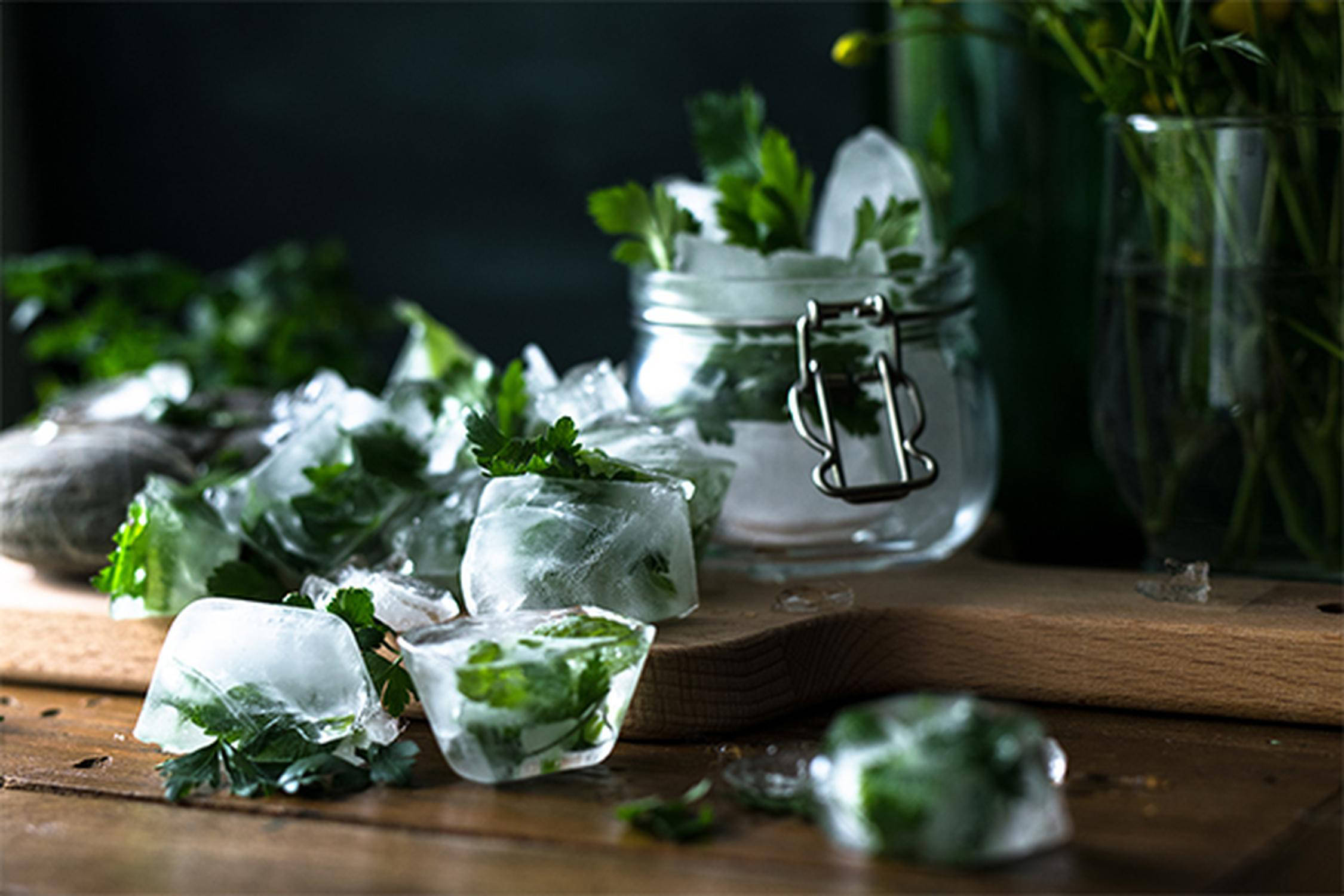 Eiswürfel gefüllt mit Kräutern
