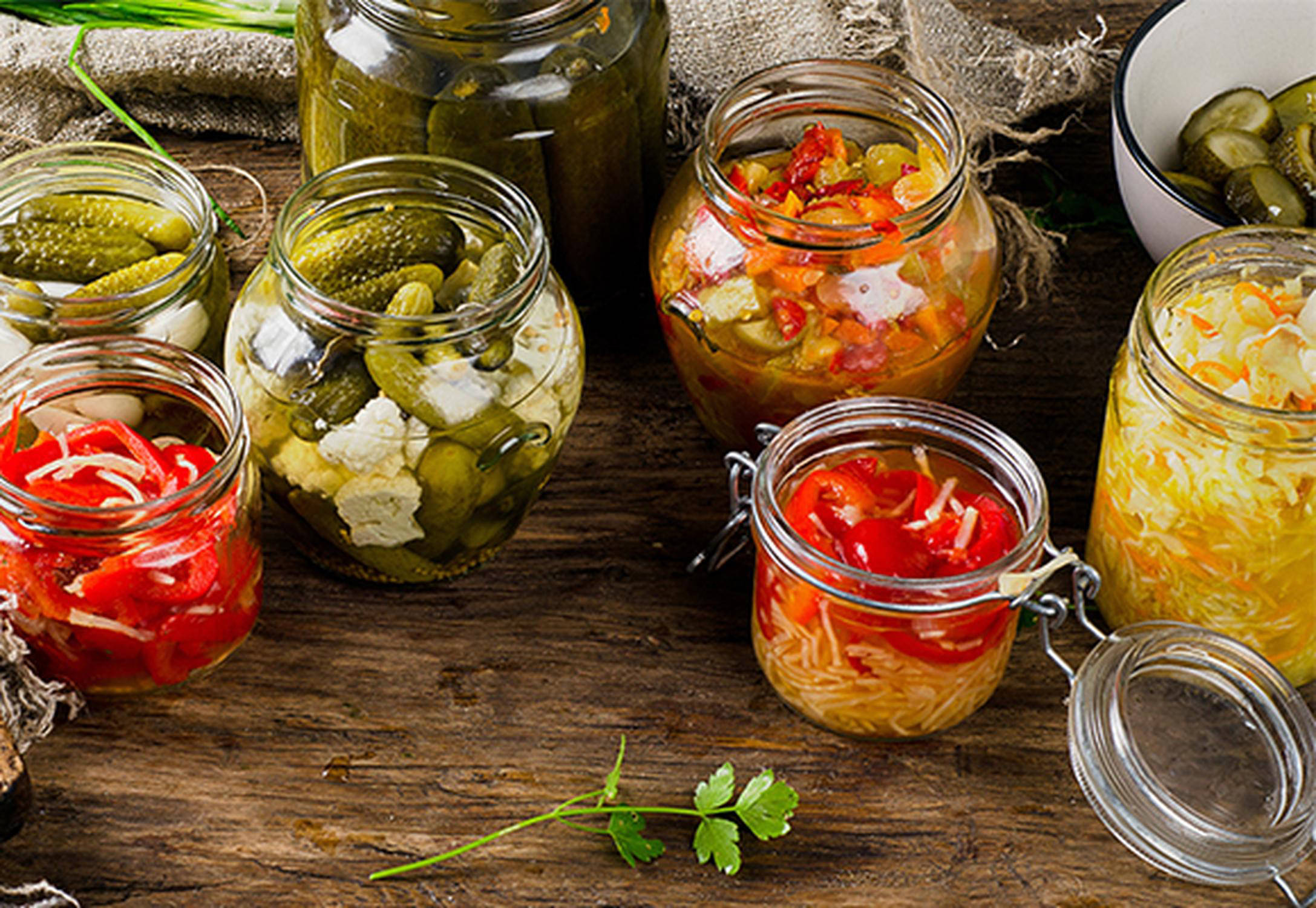 Gläser mit eingeleten Essiggurkerl, Kraut, Paprika und Kürbis