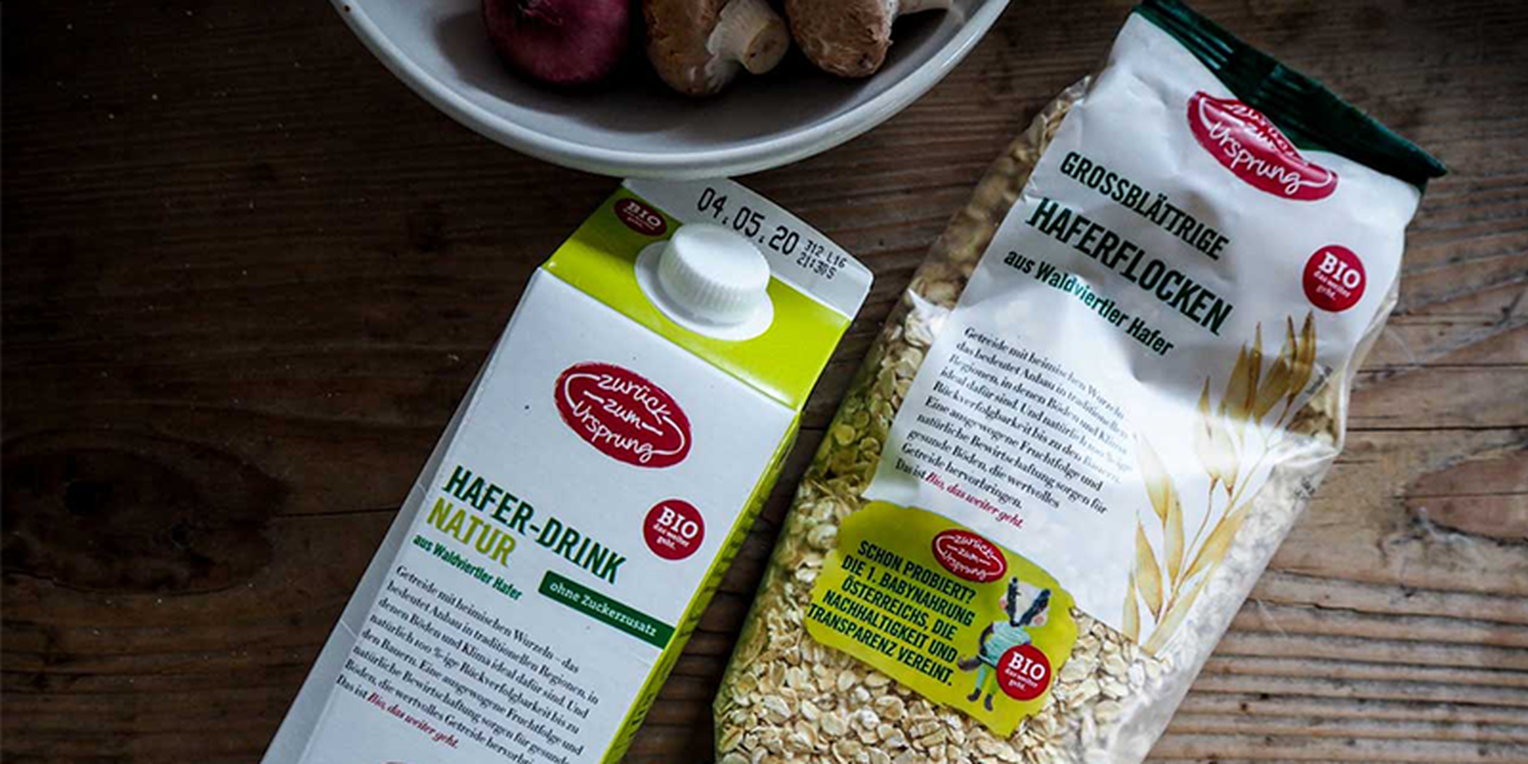 Packung Haferdrink und Packung Haferflocken