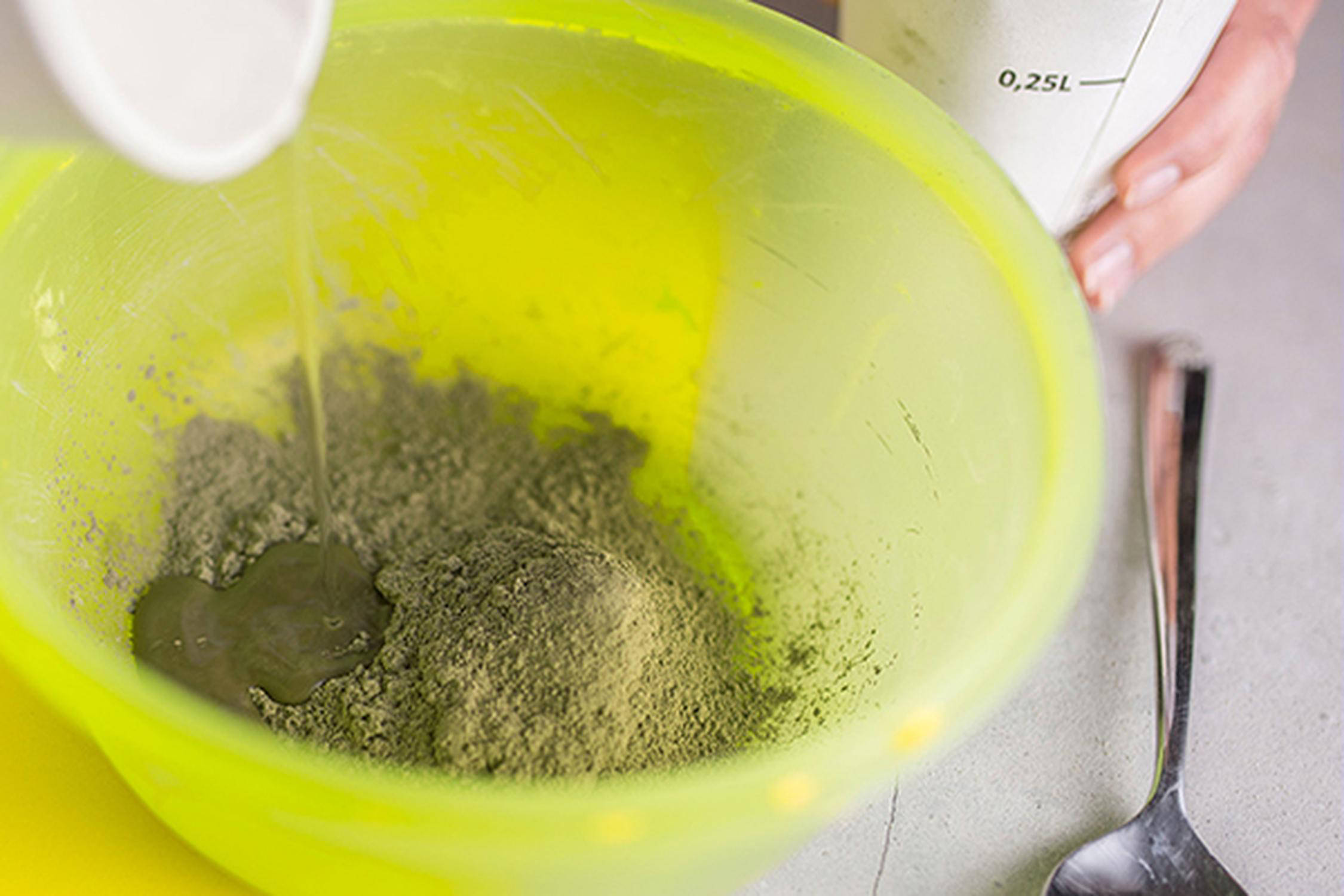 In einer Schüssel wird Zement mit Wasser vermischt