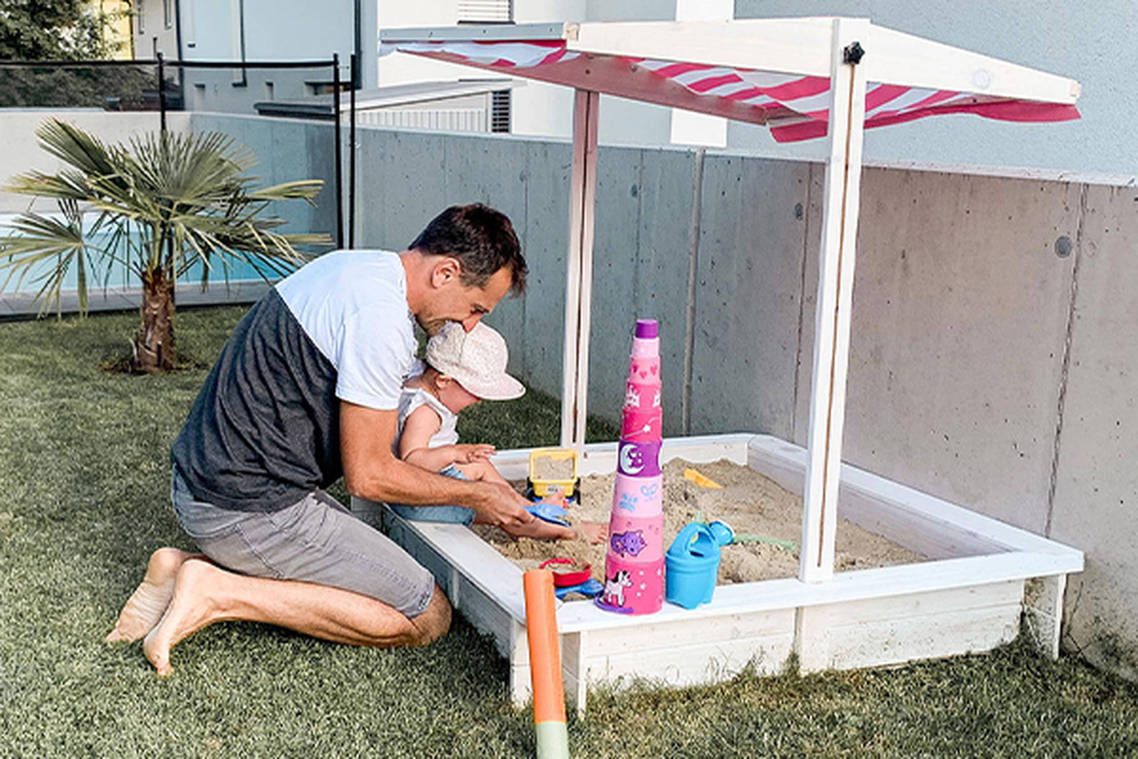 Urlaub mit Kind im eigenen Garten kann Spaß machen, zum Beispiel im Sandkasten