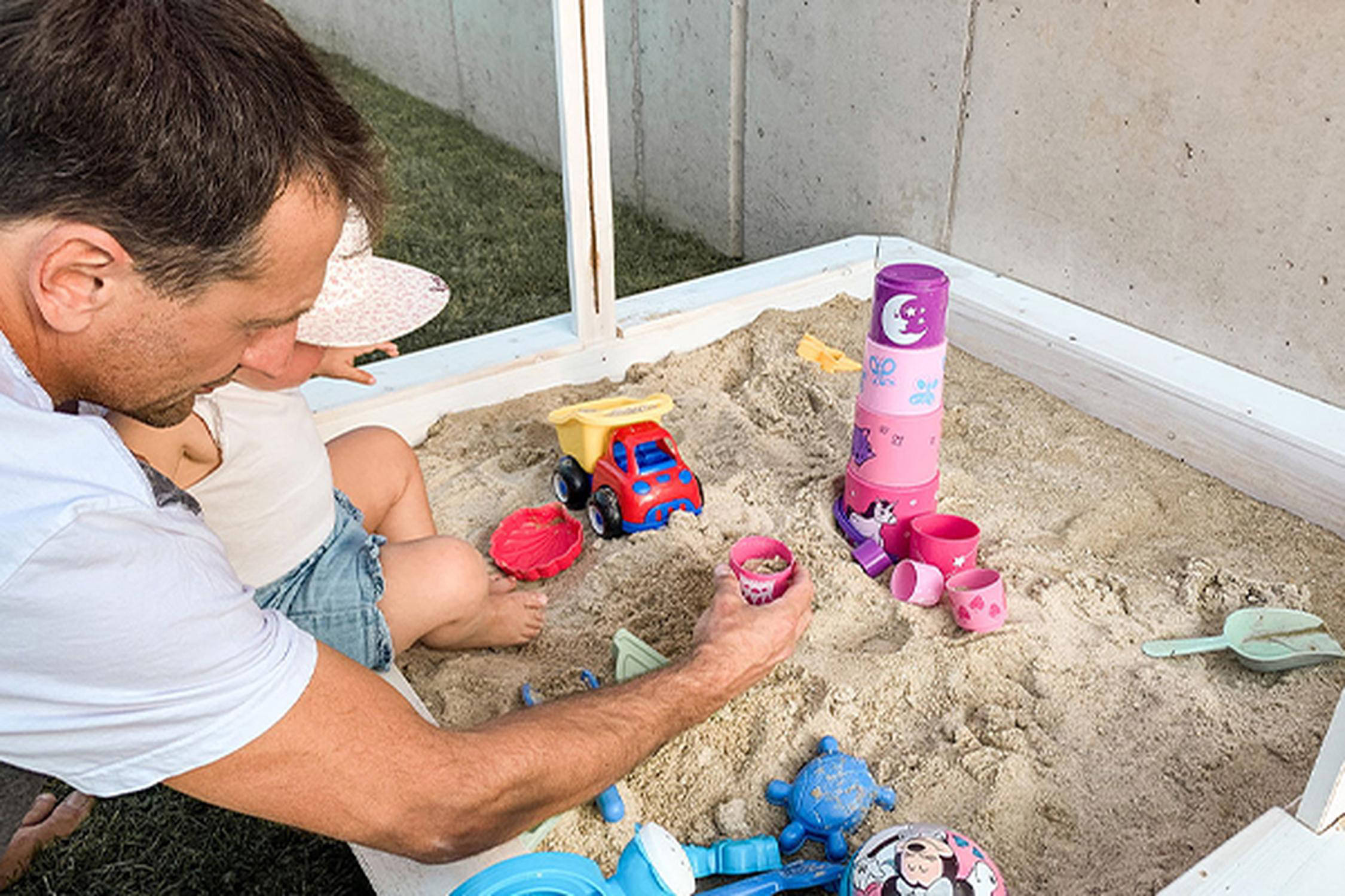 Kinder freuen sich schon über Kleinigkeiten, wie das Spielen im Sandkasten  title=