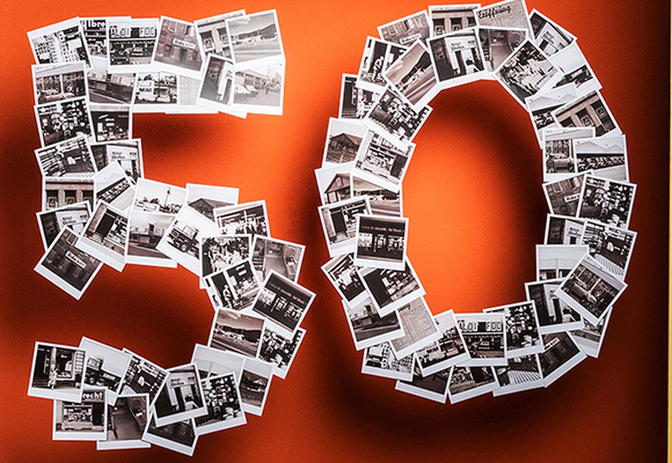 Kreative Foto-Collage aus vielen Bildern in Form einer 50, daneben Luftballons und Party-Dekoration