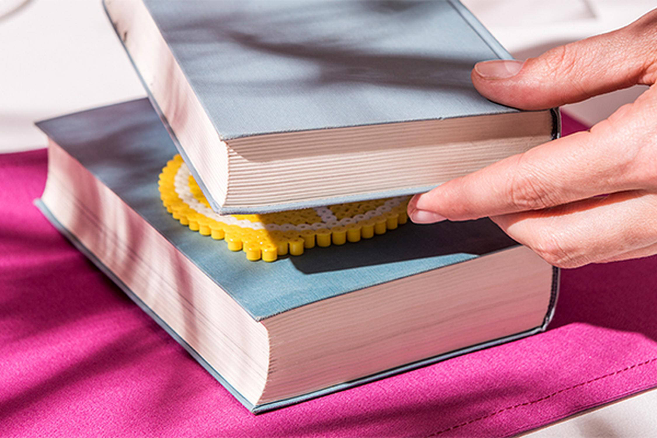 Das Motiv vorsichtig von der Platte lösen und zwischen zwei Büchern vollständig auskühlen lassen