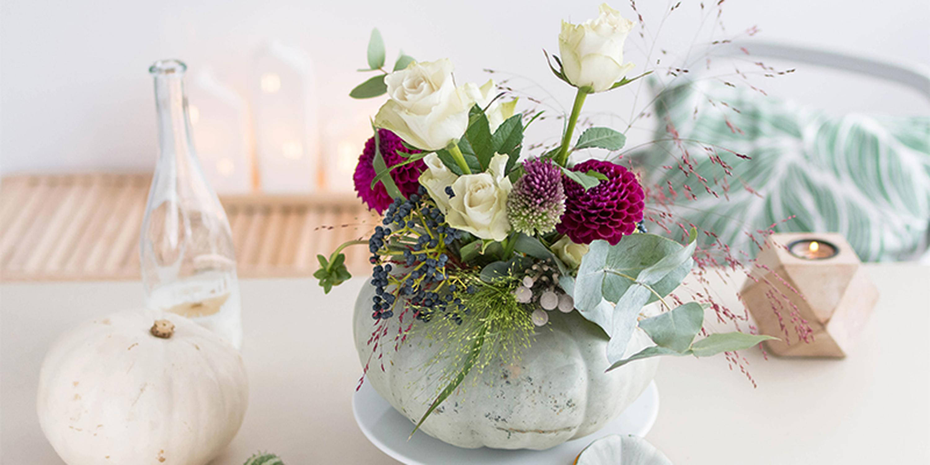 Kürbisvase mit Rosen 