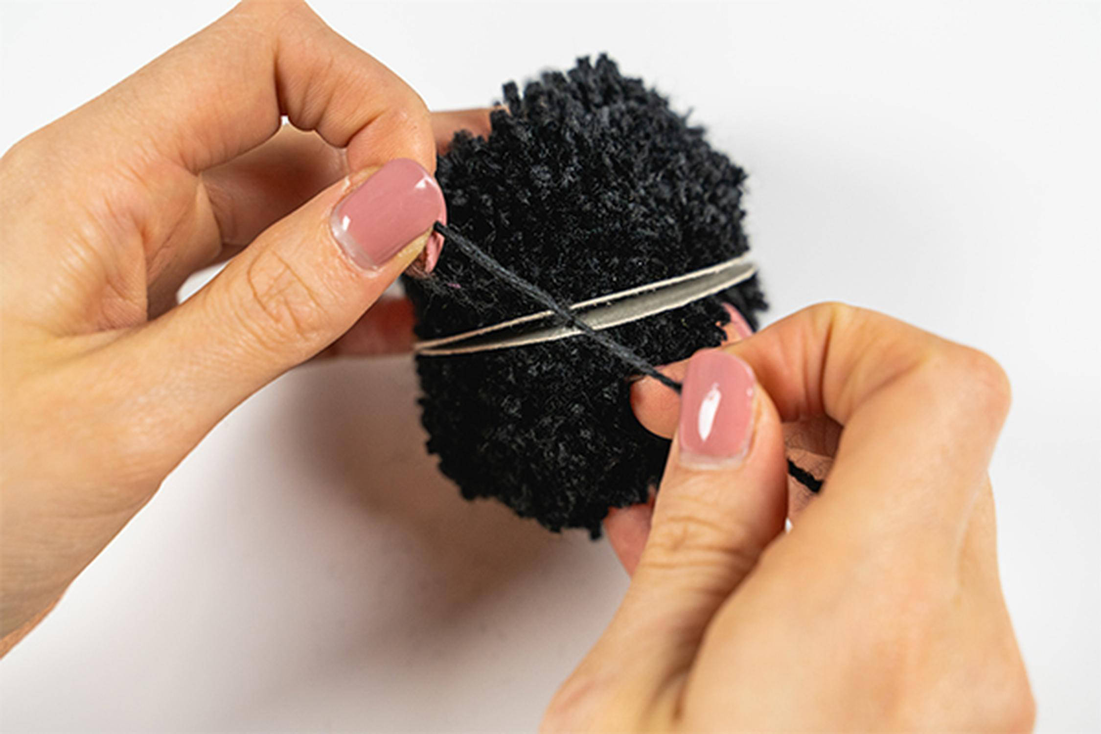 Anleitung für eine flauschige Pompon Spinne