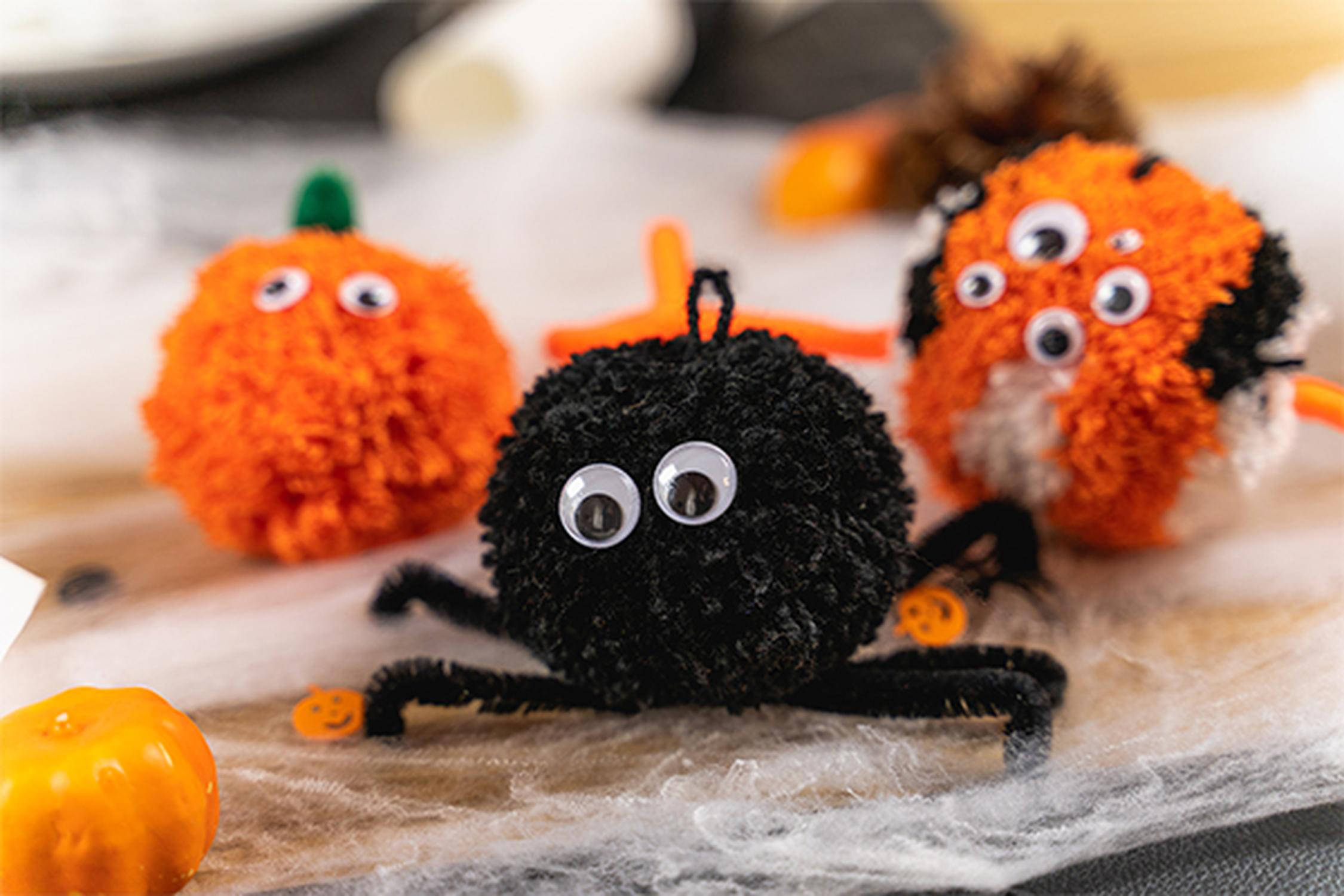 Anleitung für eine flauschige Pompon Spinne