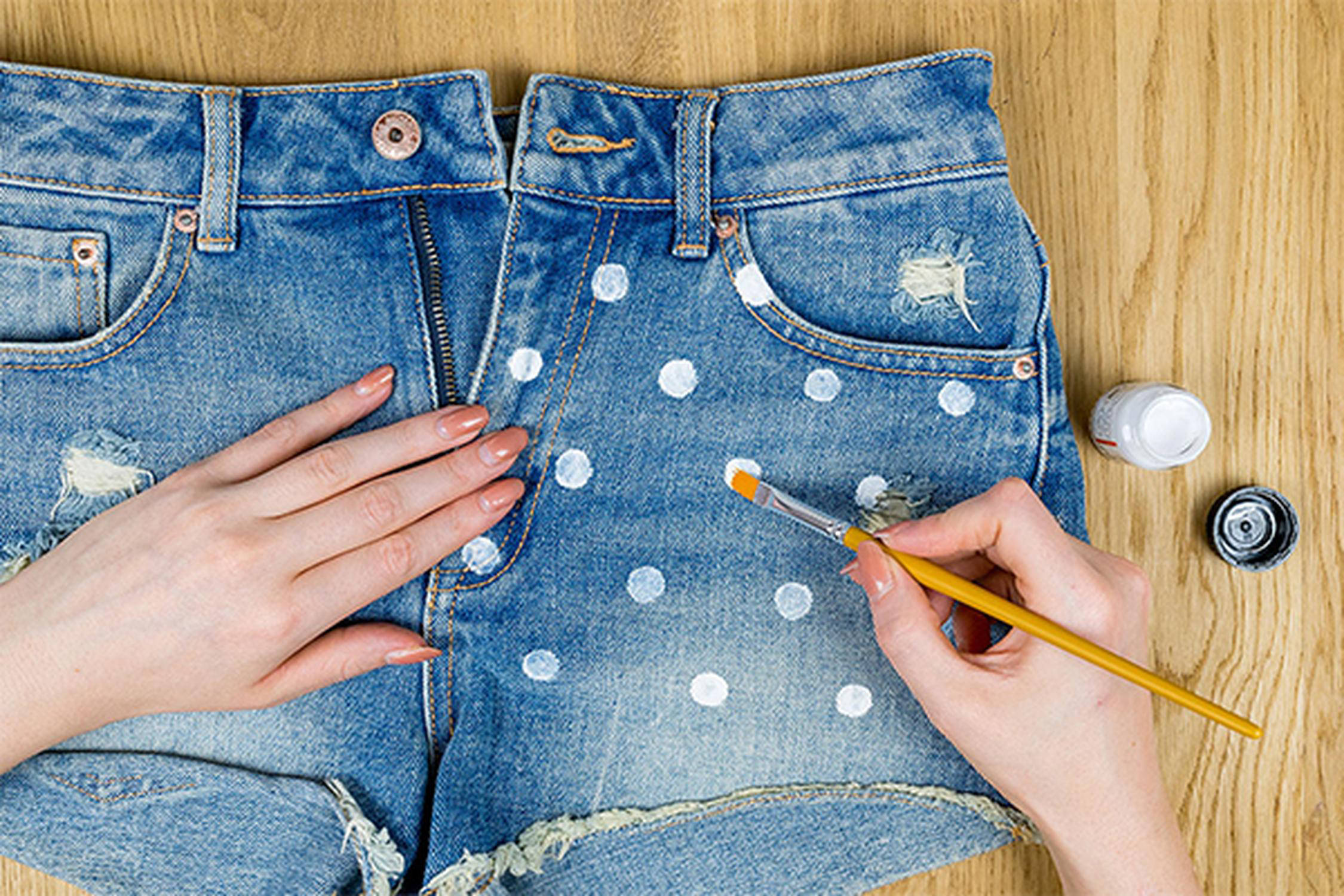 Punkte auf Jeans bemalen