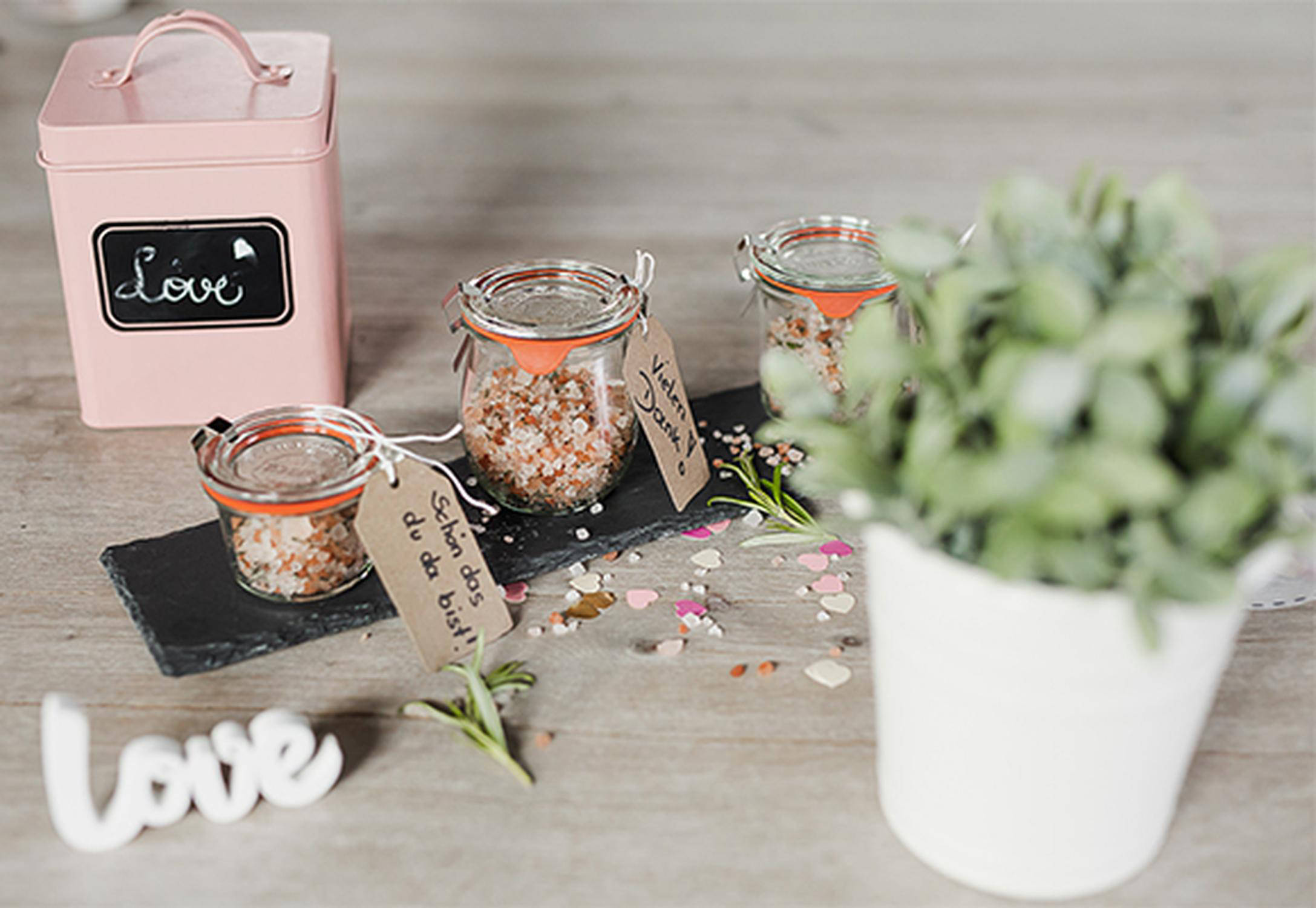 Süßes DIY-Geschenk in Gläschen für die Hochzeitsgäste