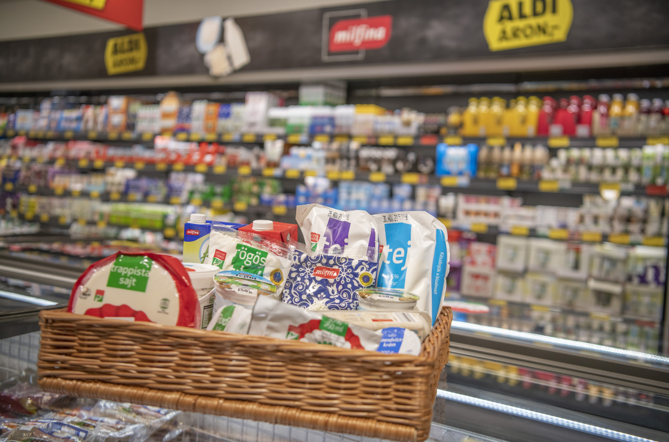 ALDI piactér regionális gyümölcsökkel és zöldségekkel.