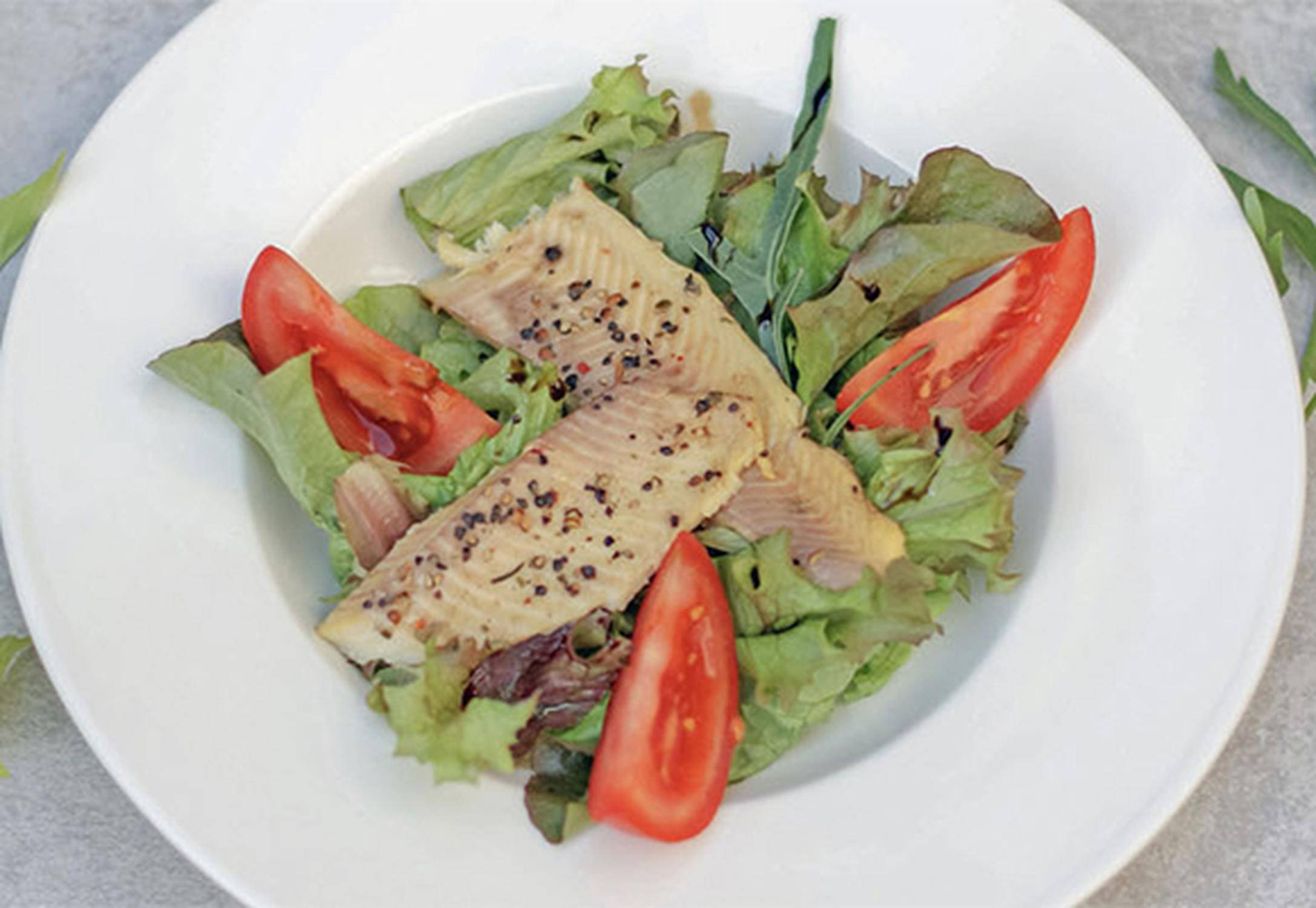 Essen wie Salat mit Fisch schnell zubereitet  