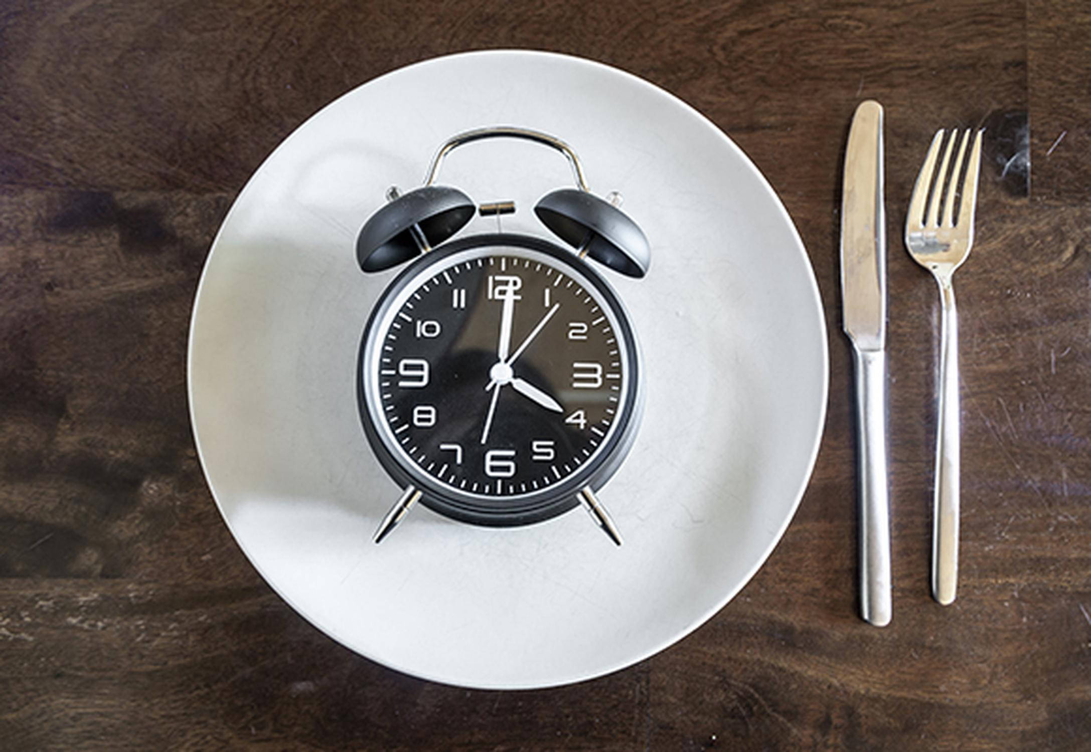 Wecker auf dem Teller – warten bis zur nächsten Mahlzeit 
