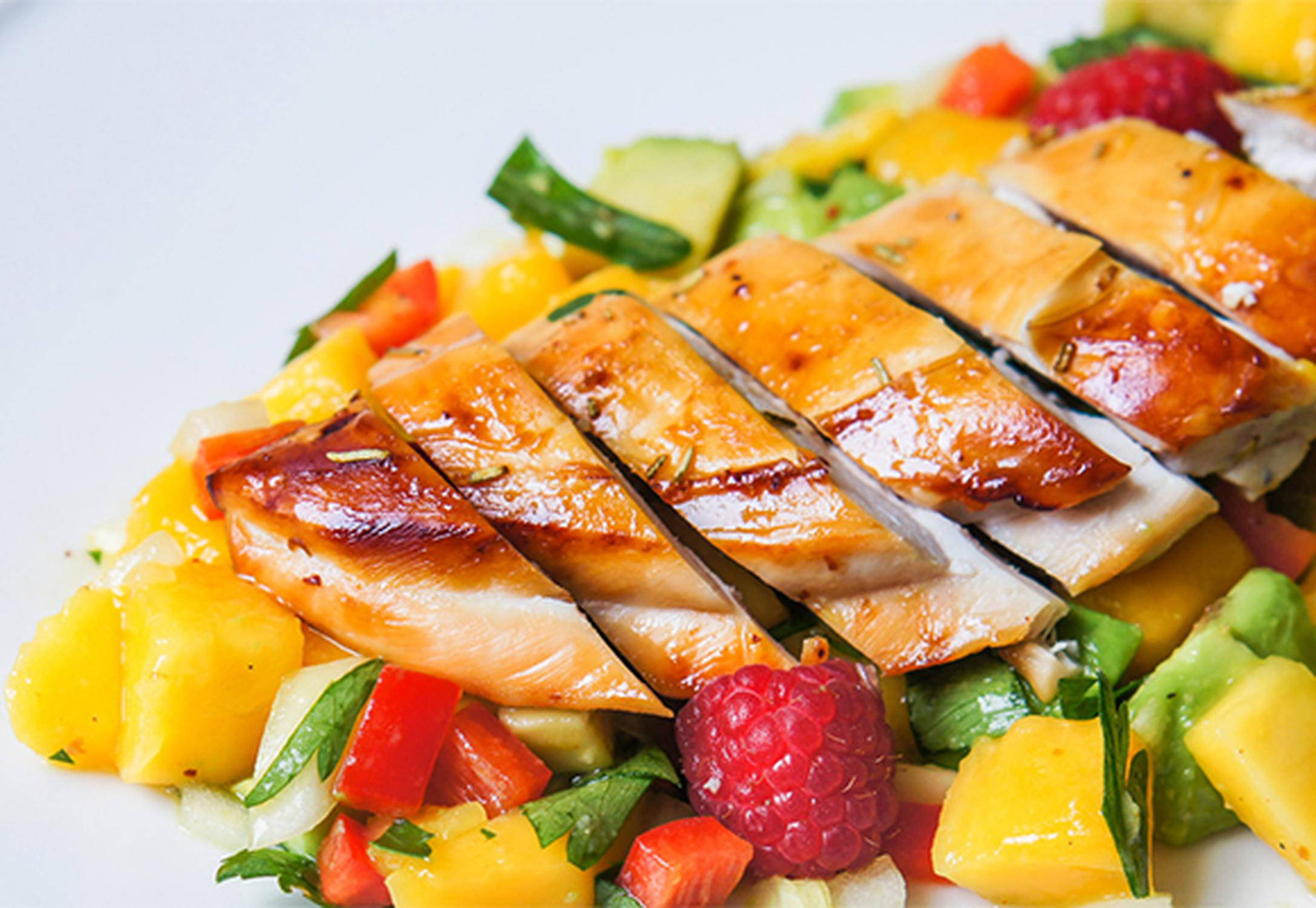 Hühnerbrustfilet mit Mango-Avocado-Salat