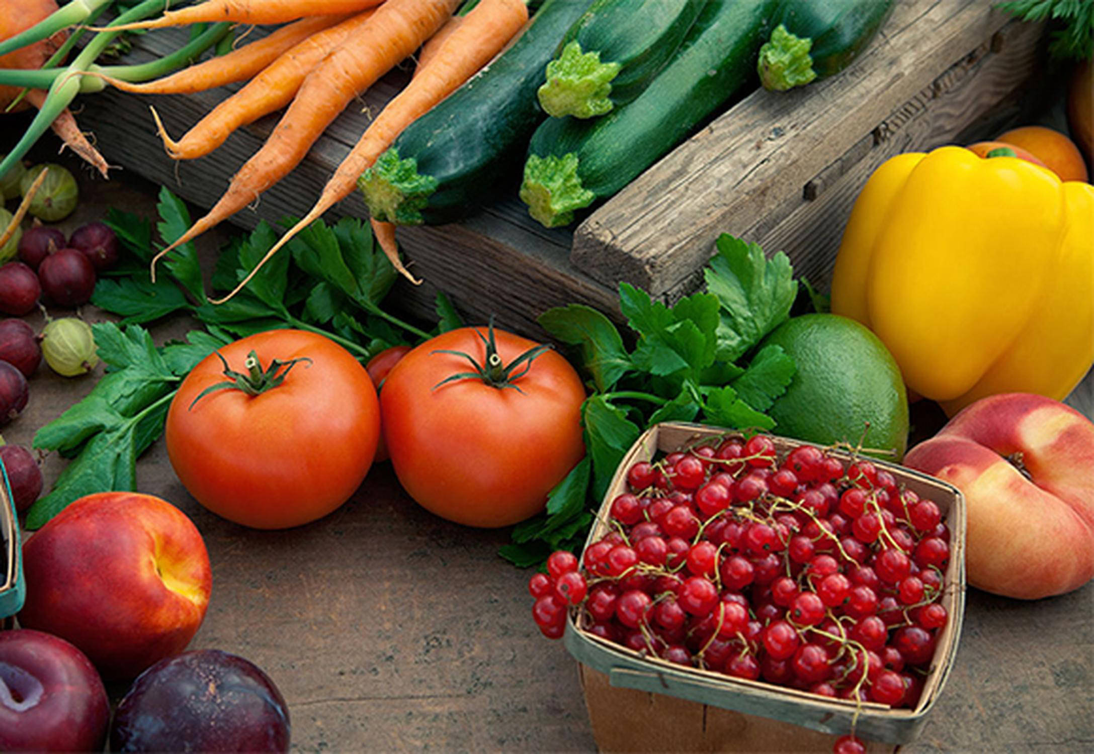Karotten, Tomaten, Zwetschken, Paprika, Zucchini liegen nebeneinander