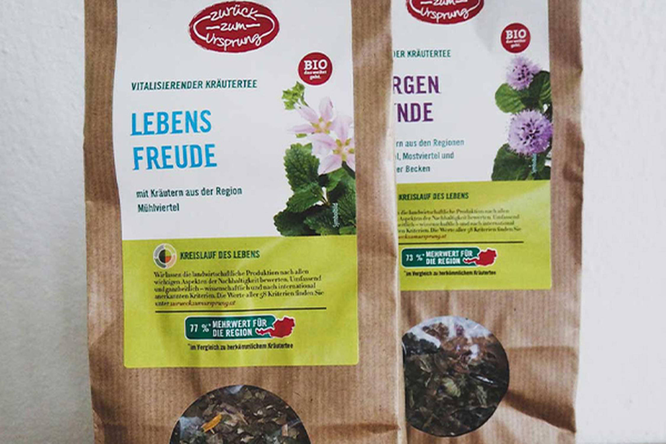 zwei Teepackungen mit Kräutertee von Zurück zum Ursprung.