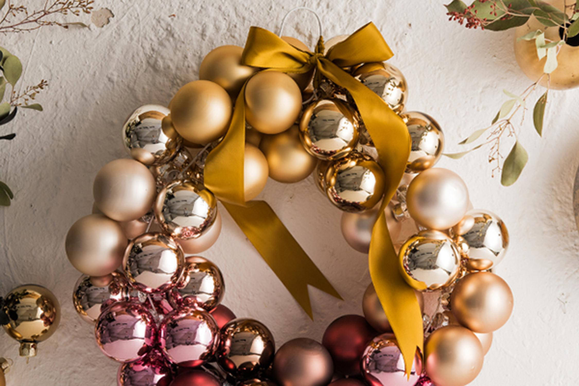 Weihnachtskranz mit bunten Weihnachtskugeln