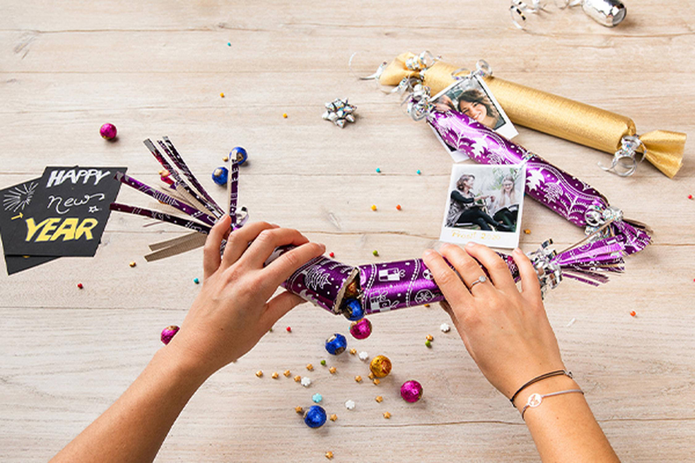DIY Knallbonbons mit Süßigkeiten, Zuckerstreuseln und Glitzer neben Hand-Lettering Karten