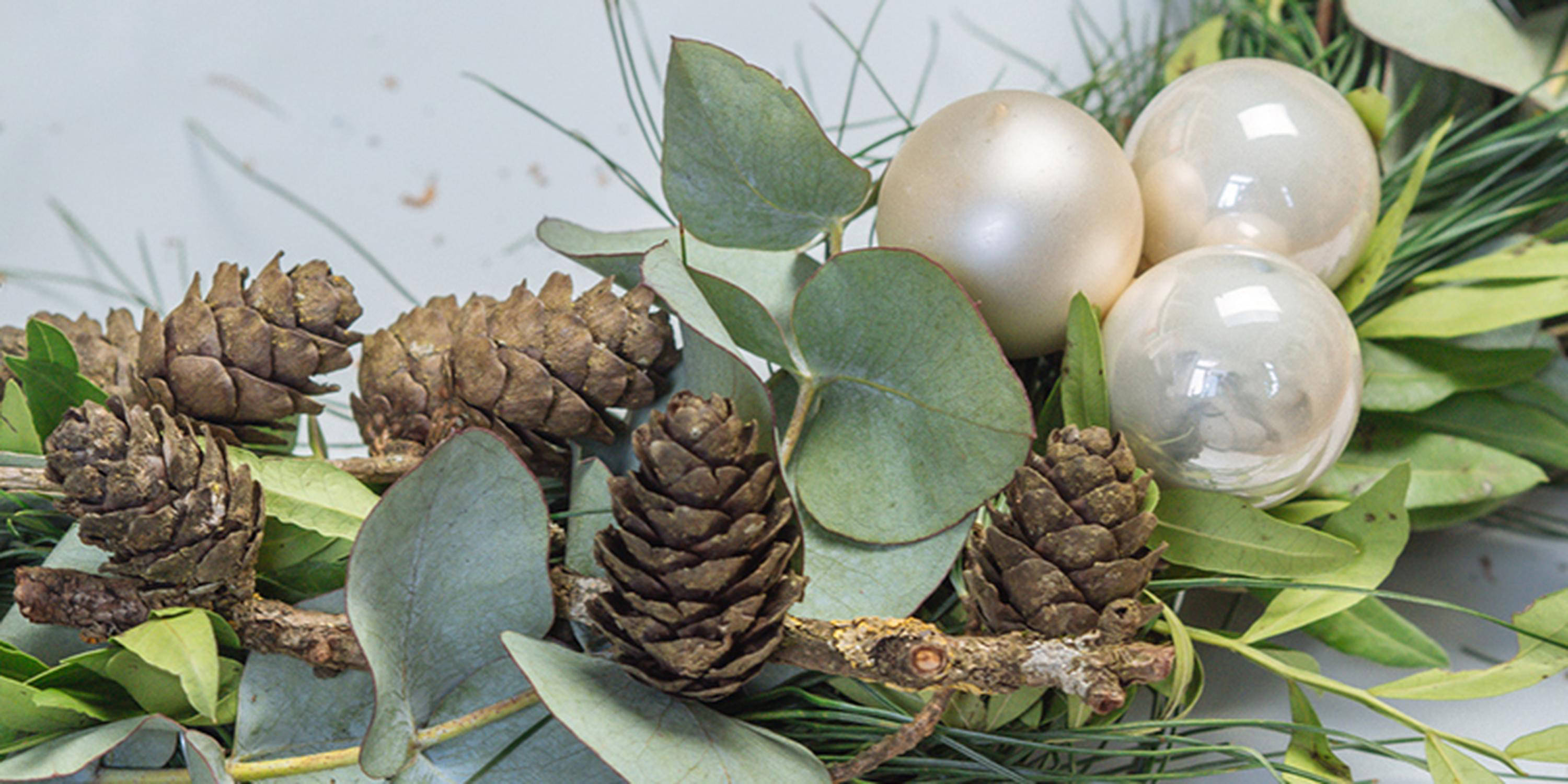 Weihnachtliche Deko mit weißen Kugeln