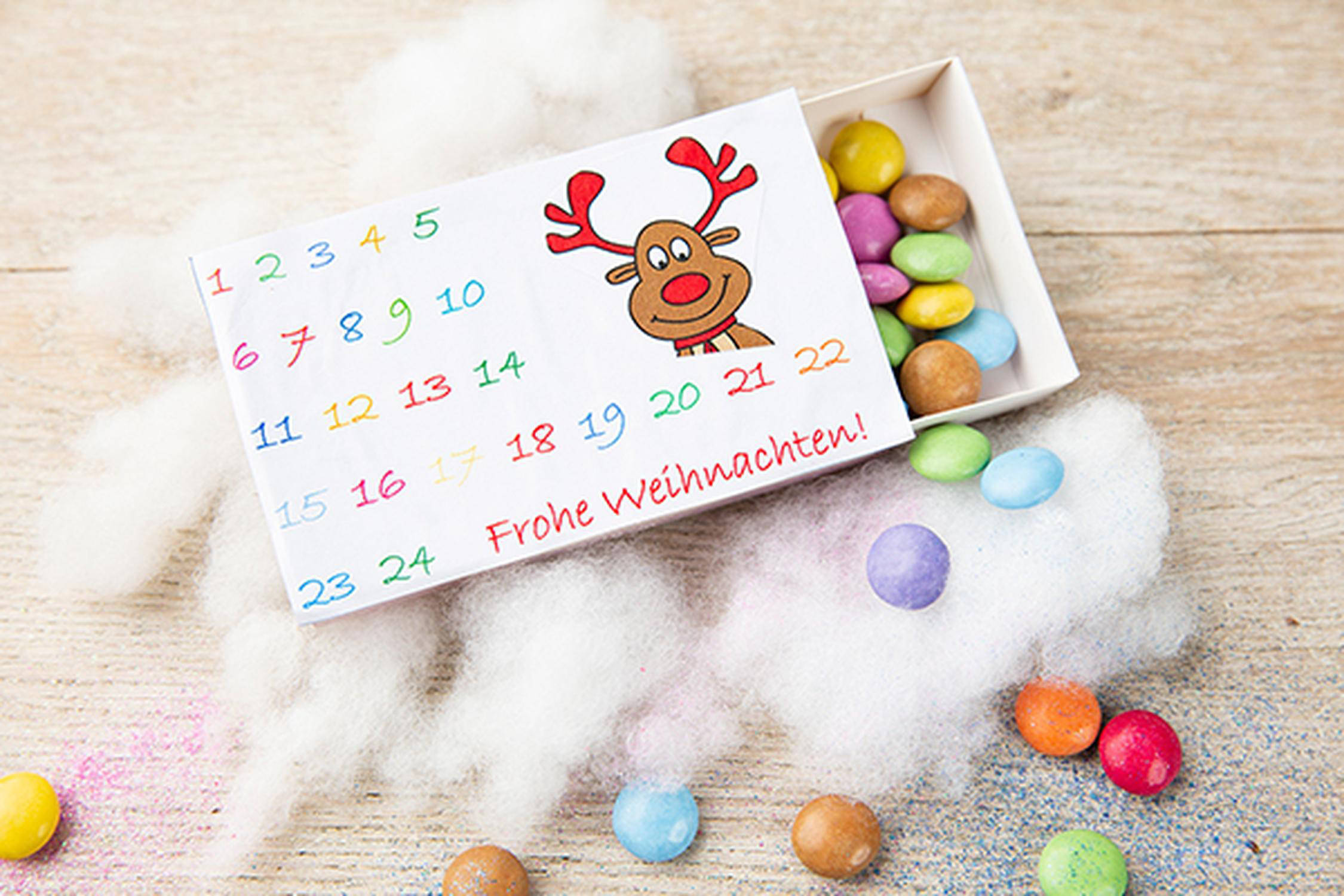Streichholzschachtel mit Smarties gefüllt