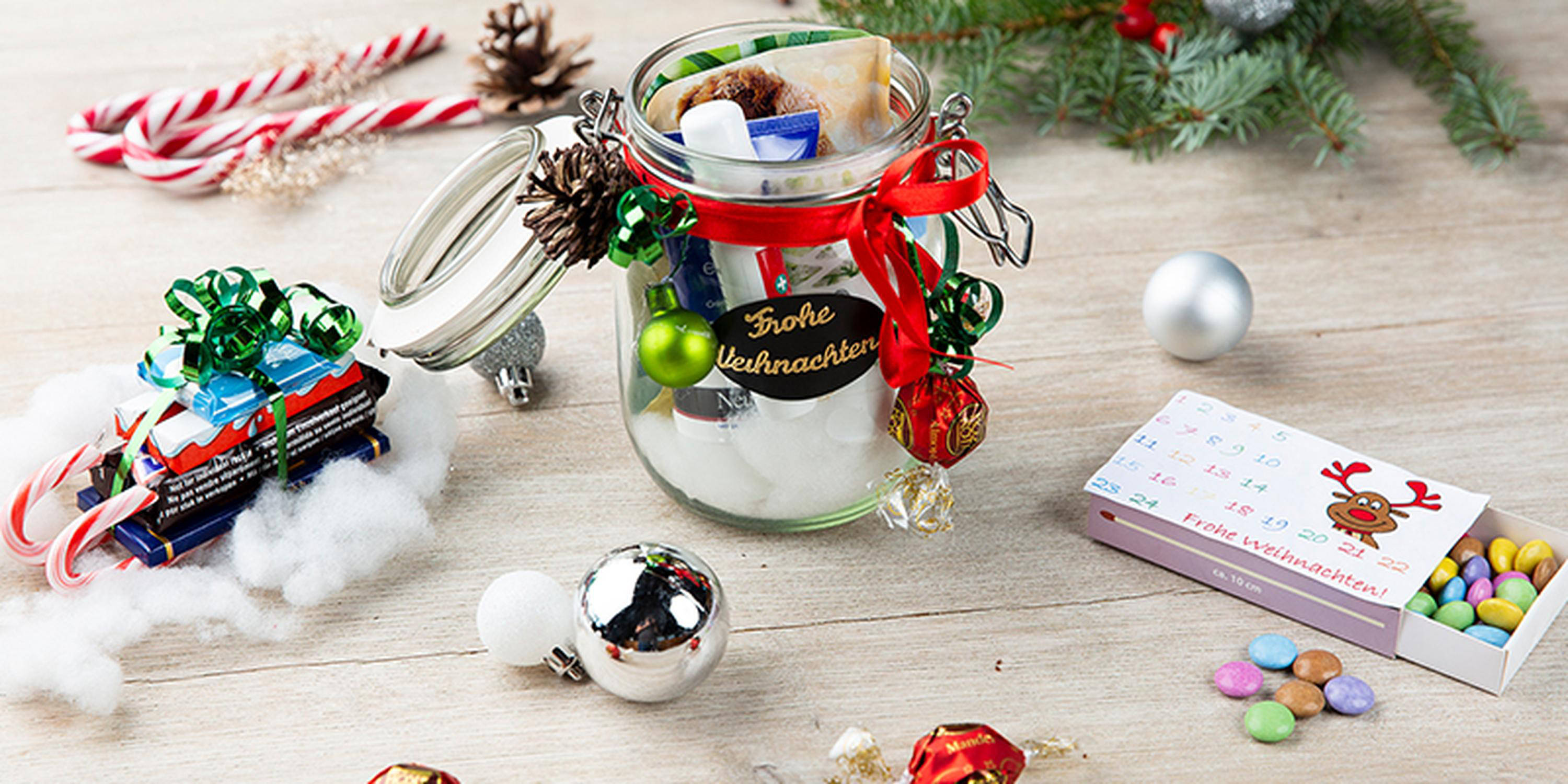 Schokolade und mit Süßigkeiten gefüllte Einmachgläser als Wichtelgeschenk 