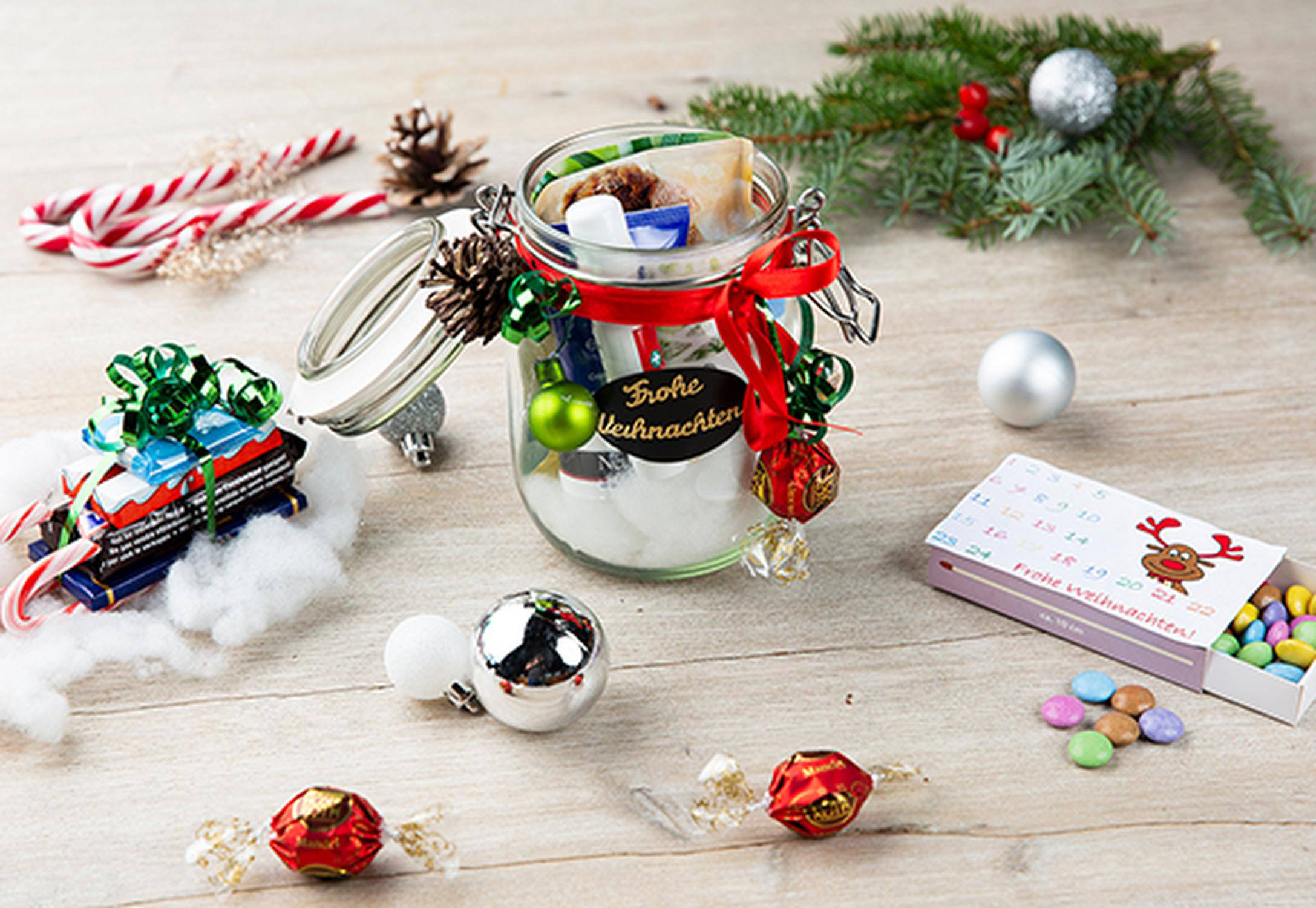 Schokolade und mit Süßigkeiten gefüllte Einmachgläser als Wichtelgeschenk
