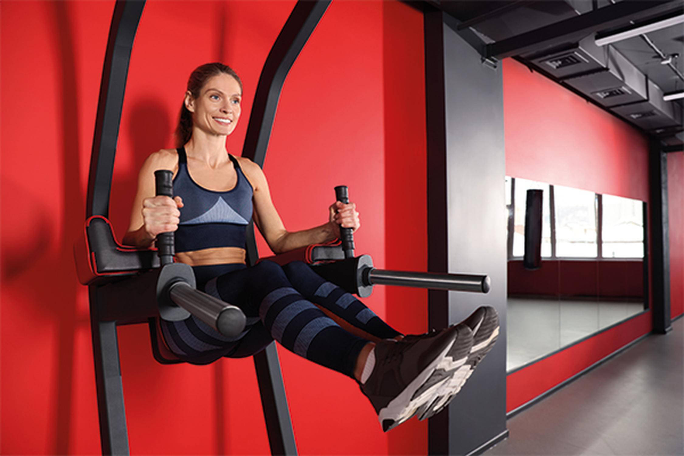 Eine Frau macht eine Fitnessübung am Power Tower