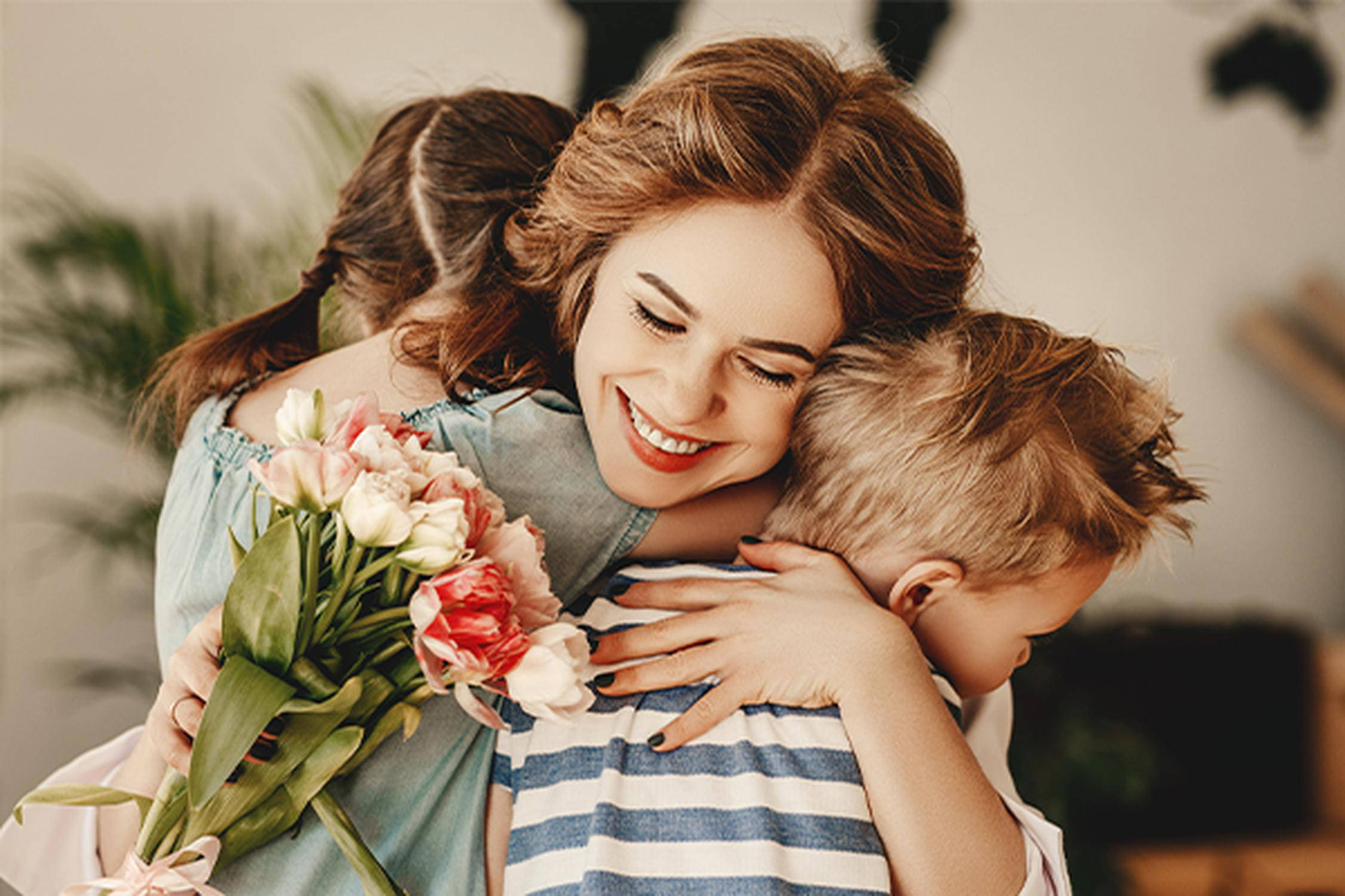 Mutter umarmt  Jungen und Mädchen