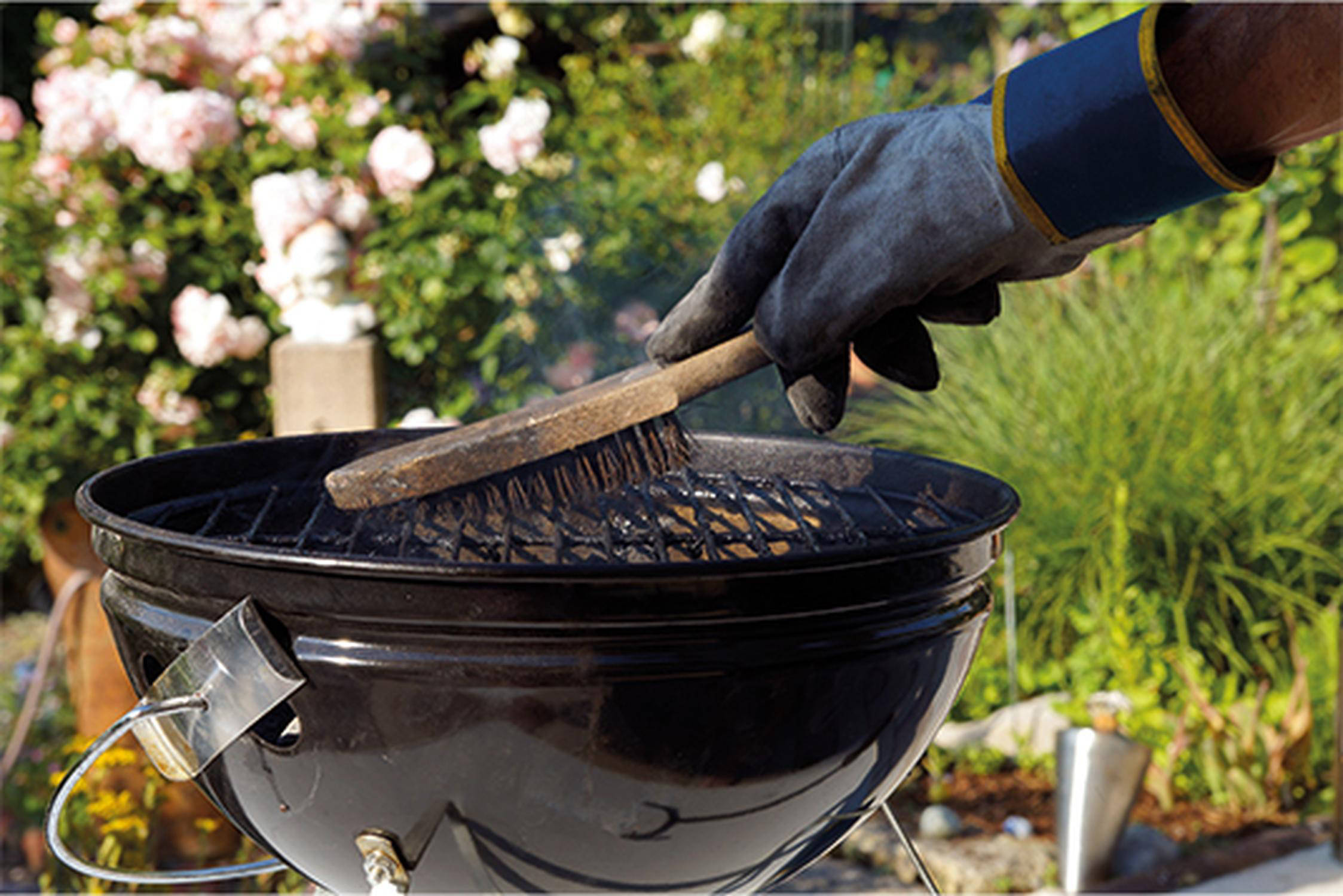 Holzkohlegrill wird gereinigt