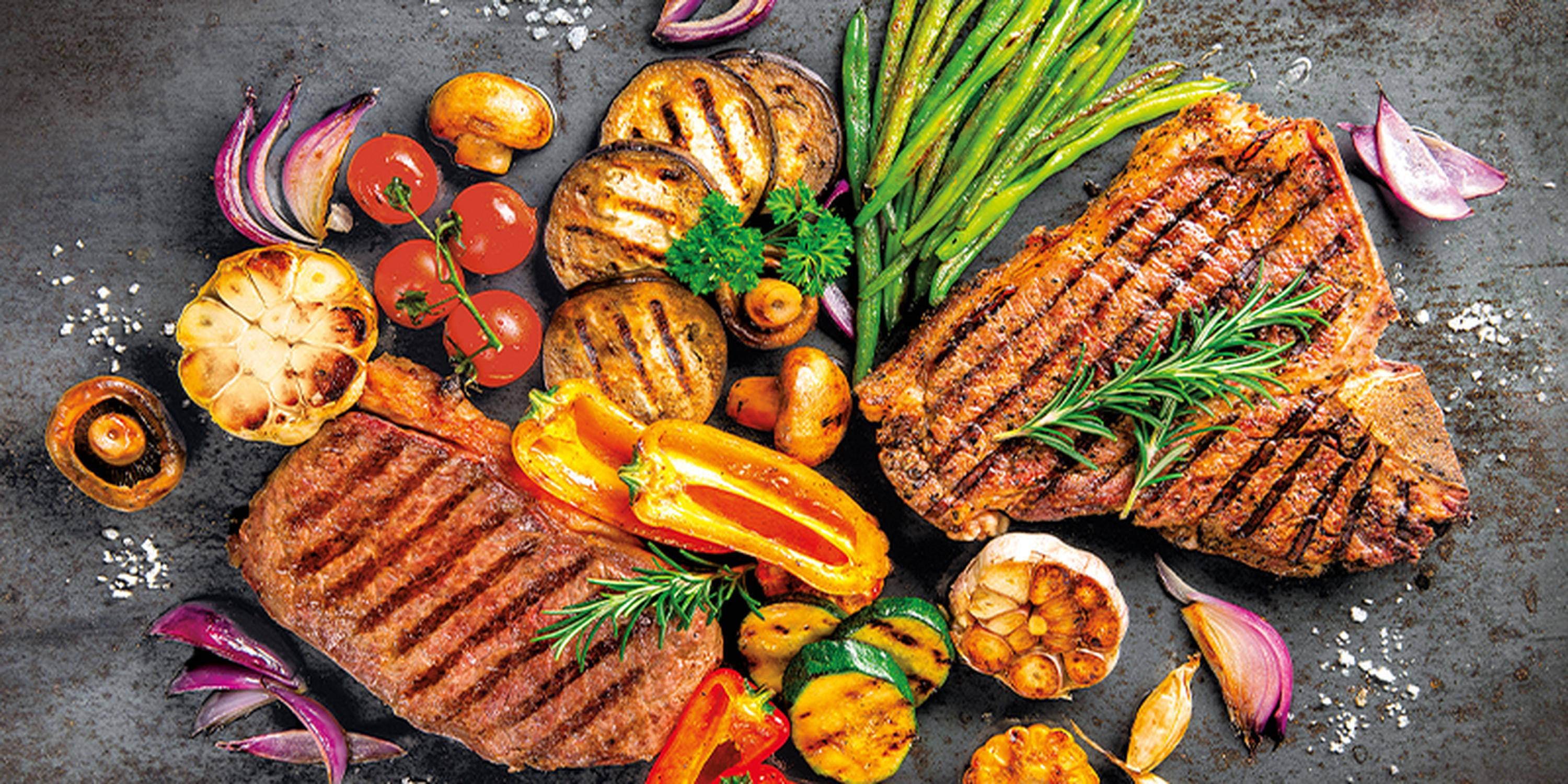 Platte mit gegrilltem Fleisch und Gemüse.