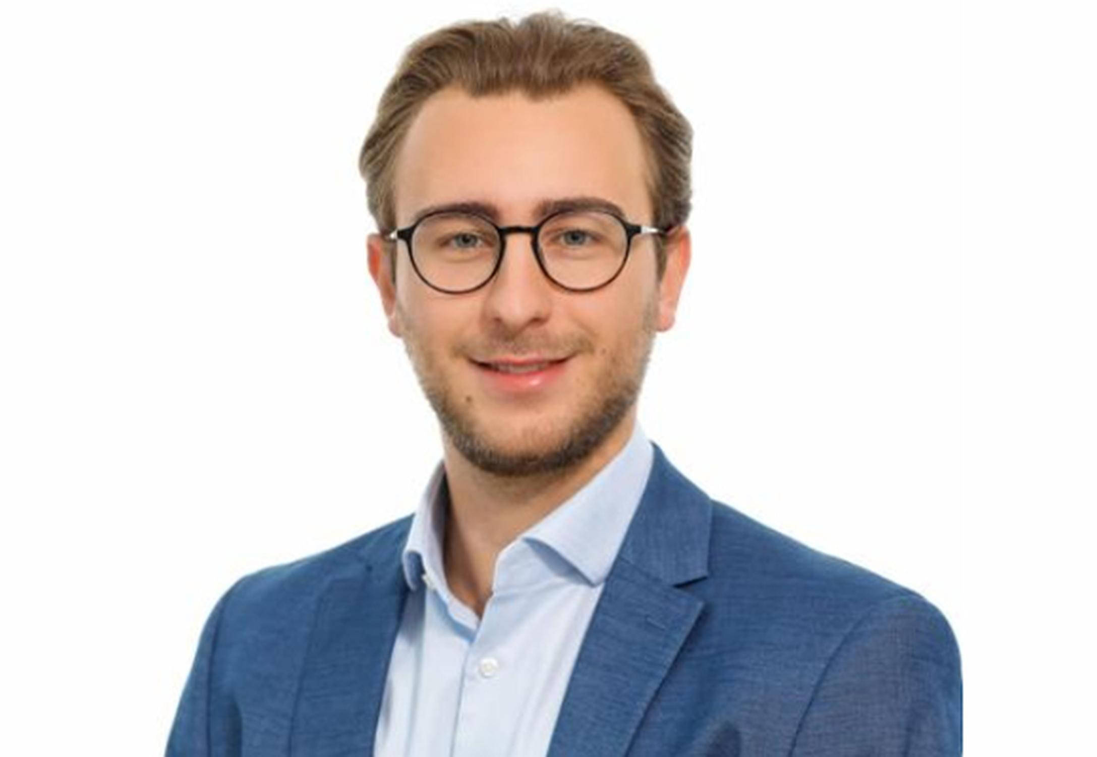 Herr Escher mit Brille und blauem Sakko