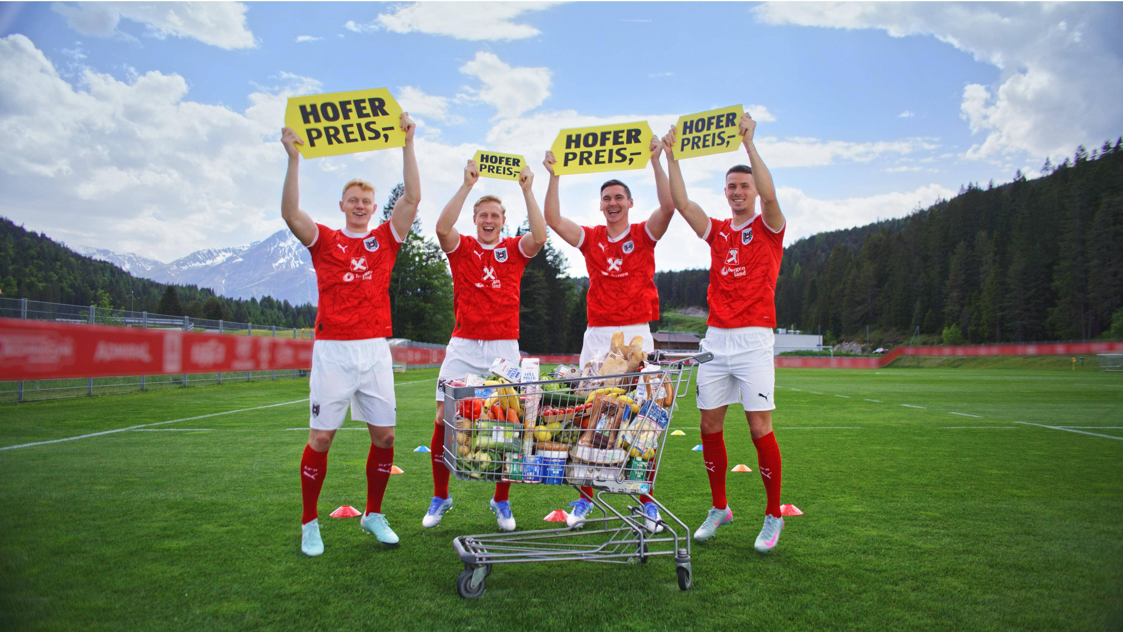 Fußballer mit Einkaufswagen