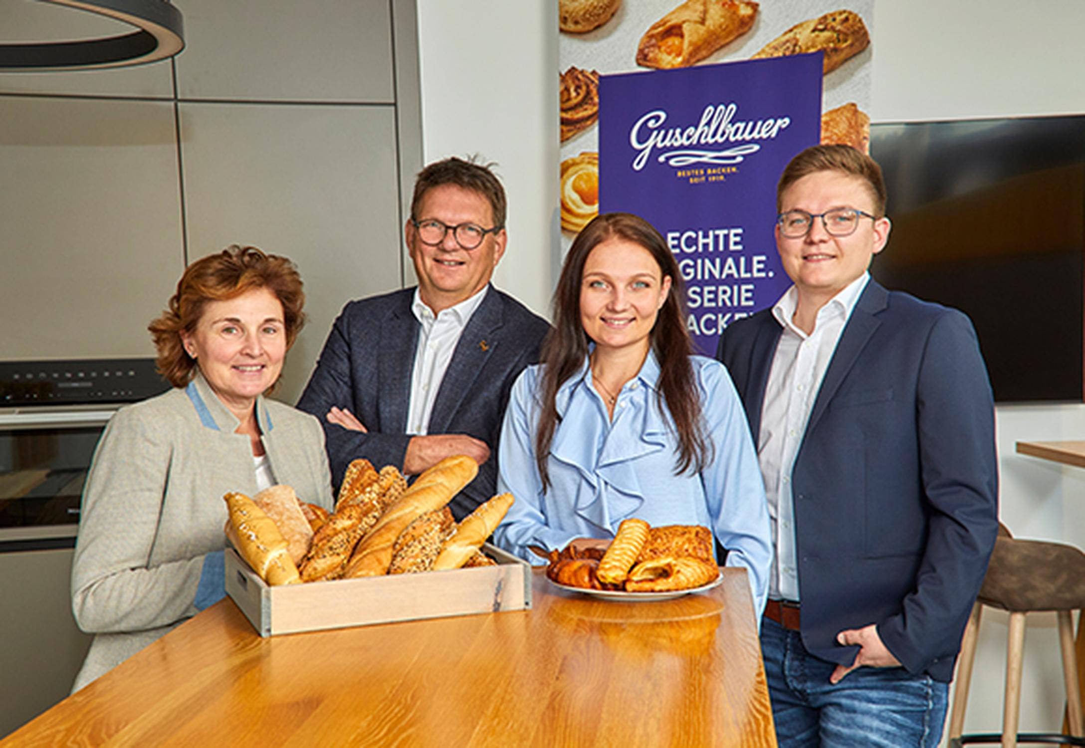 Familie Guschlbauer hinter einem Thresen mit Gebäckstücken vor sich
