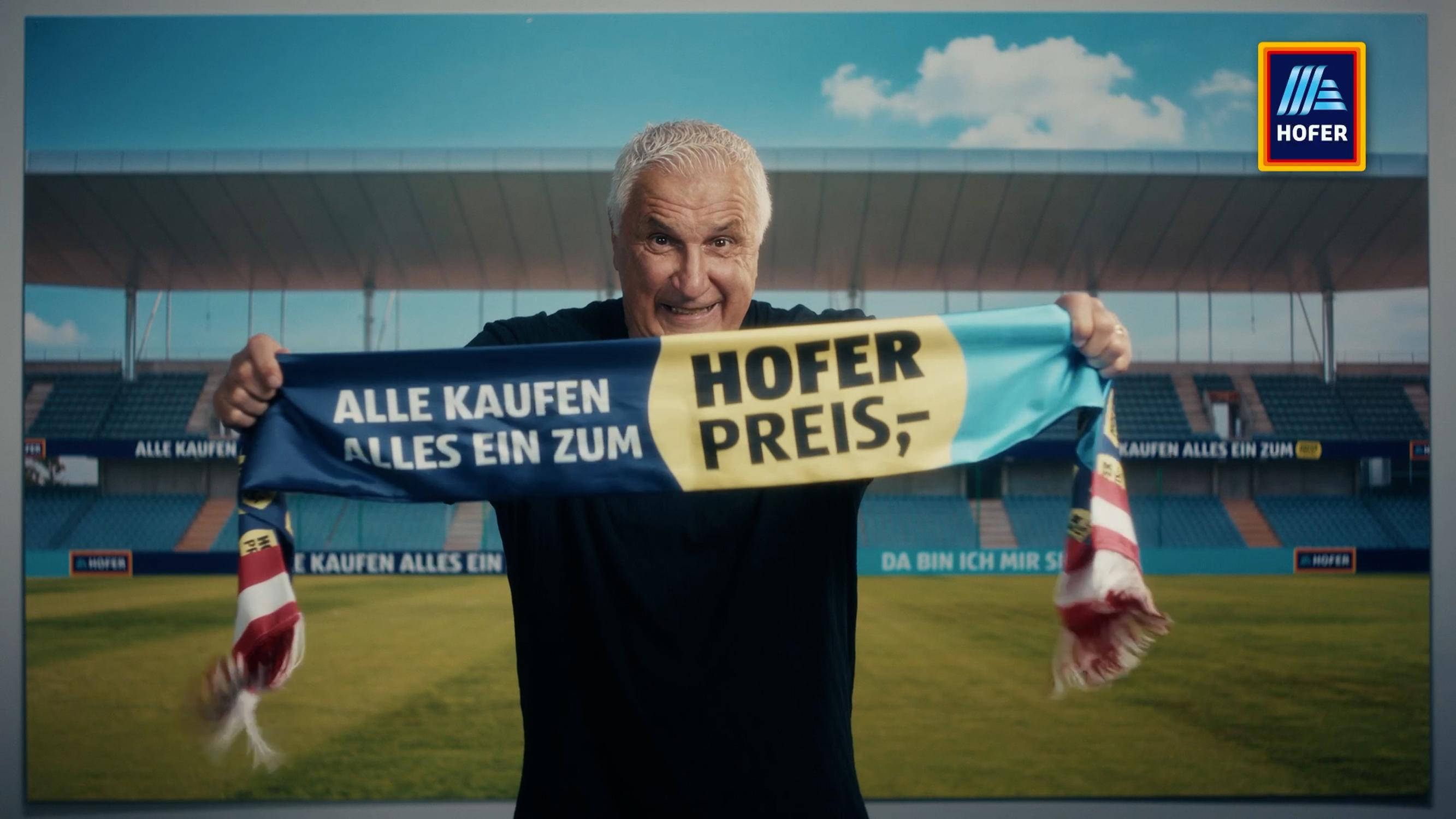 Mann hält Fanschal