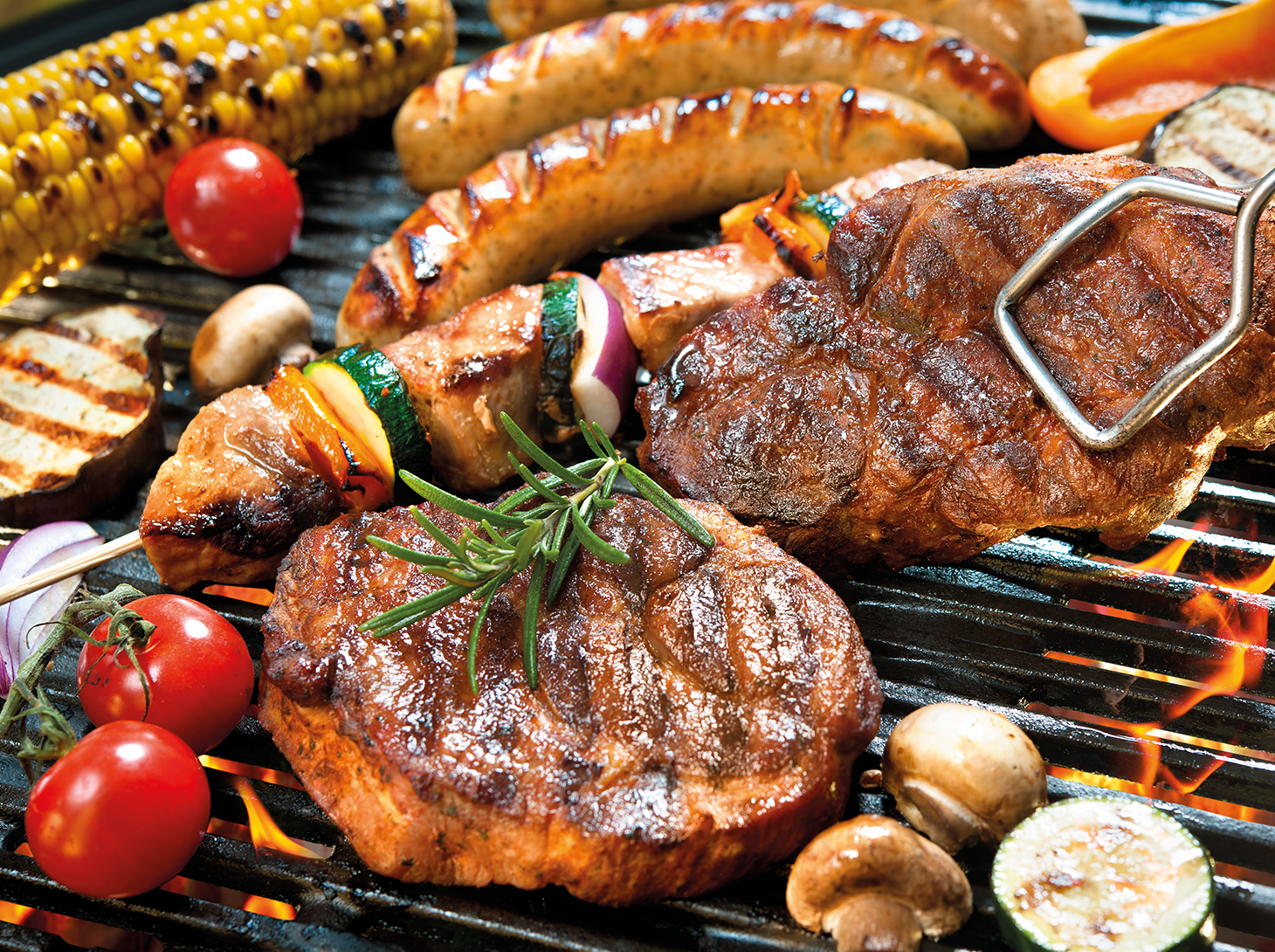 Gegrilltes Gemüse liegt angerichtet auf Tellern