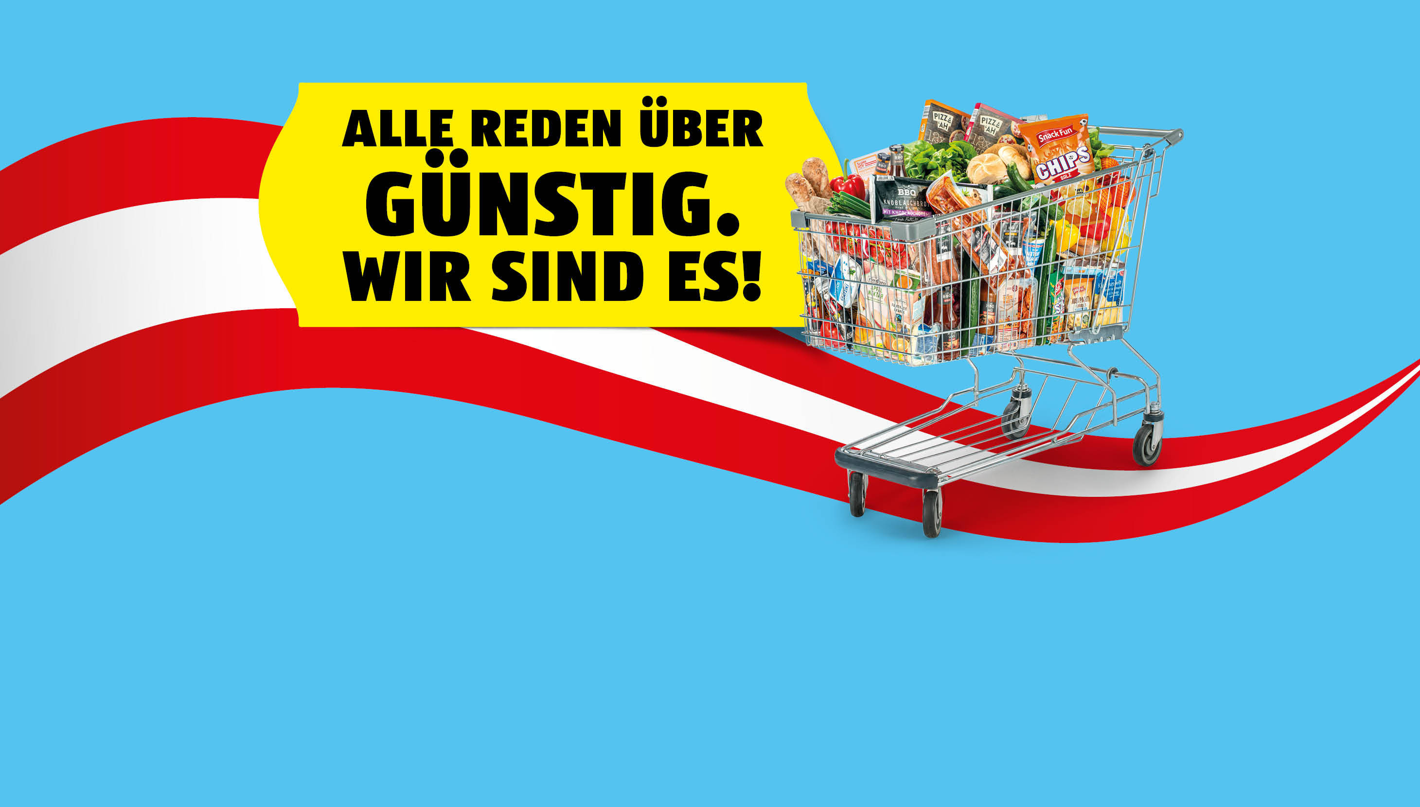 Einkaufswagen mit HOFER Lebensmitteln bis oben befüllt