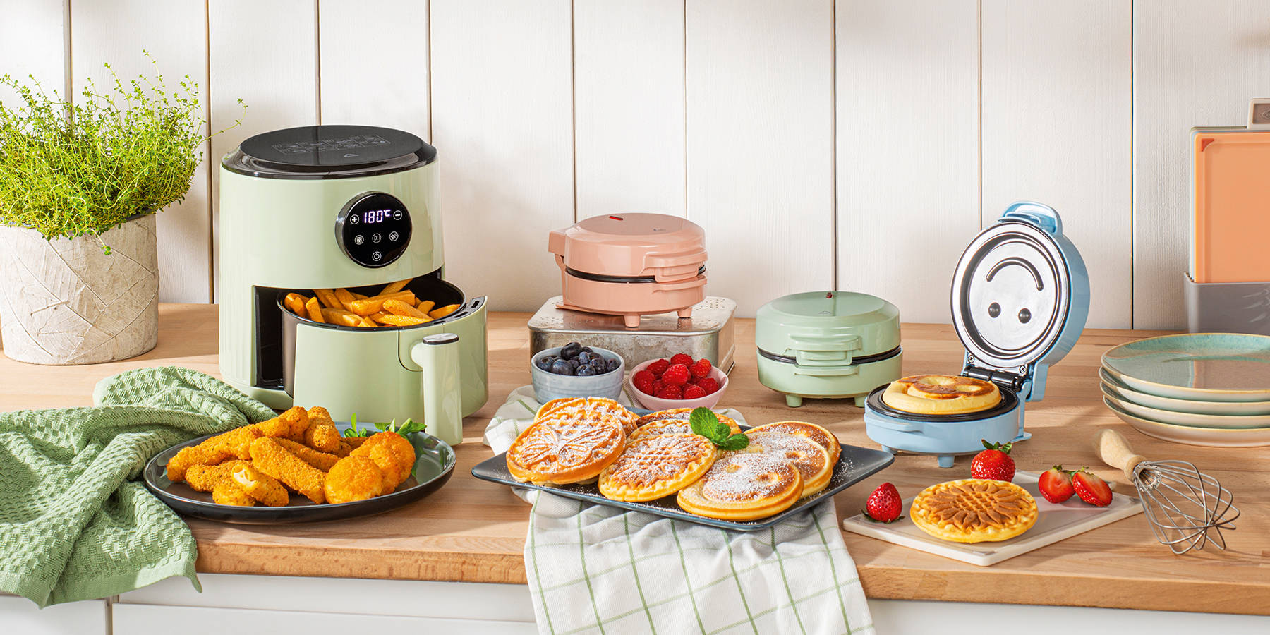 Različni gospodinjski aparati na pultu